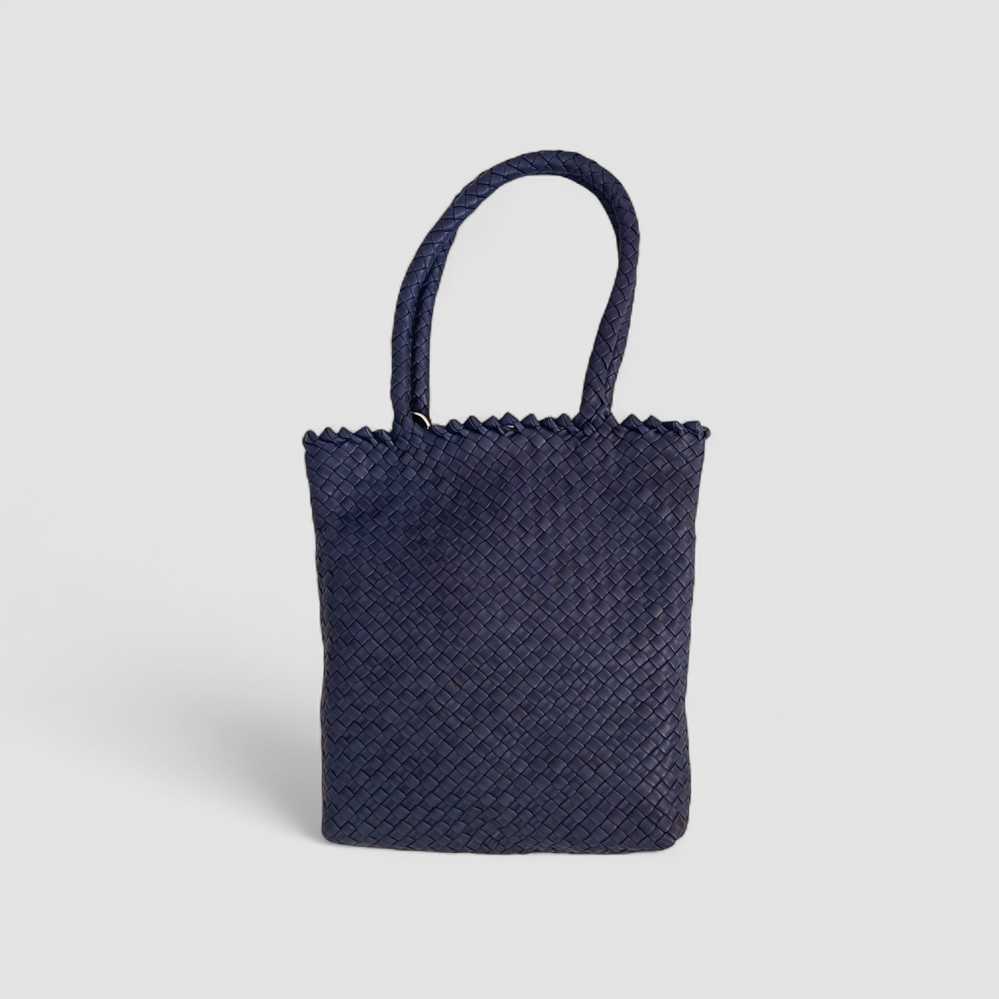 Ribichini Woodstock Babe i navy er laget av flettet lammeskinn.