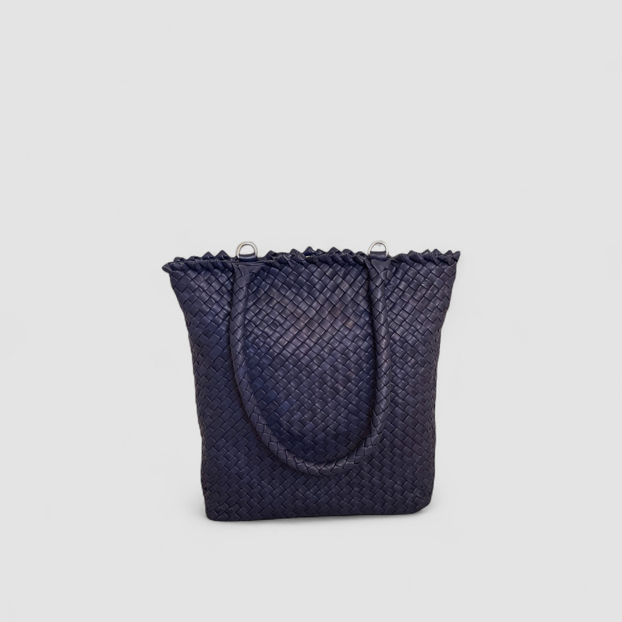 Ribichini Woodstock Babe skinnveske i navy: Mindre enn originalen, men like stilig. Flettet lammeskinn i dyp blåfarge gir en elegant følelse.