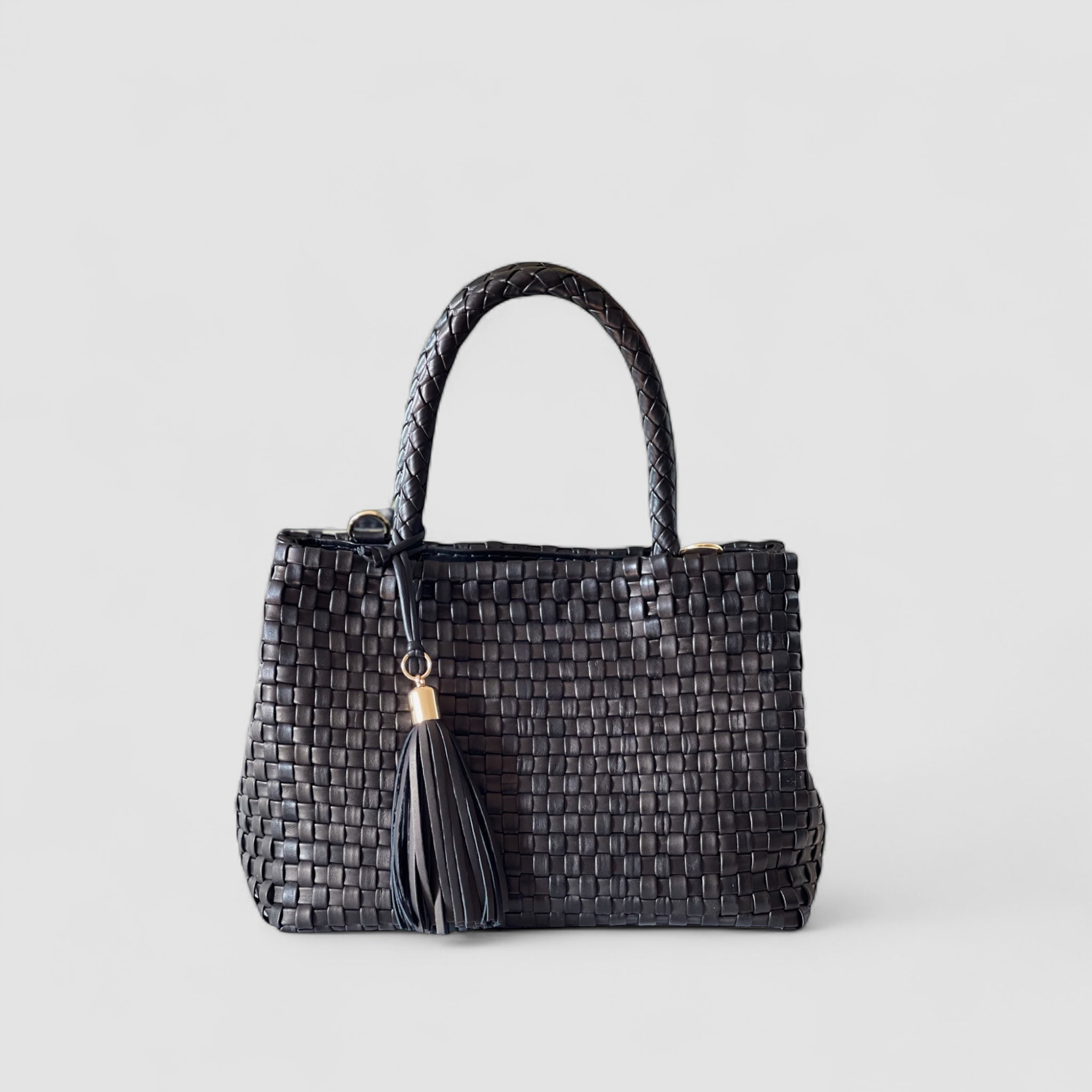 Ribichini Ginny skinnveske: Elegant sort lammeskinn med luksuriøse gulldetaljer og en leken duskdetalj.