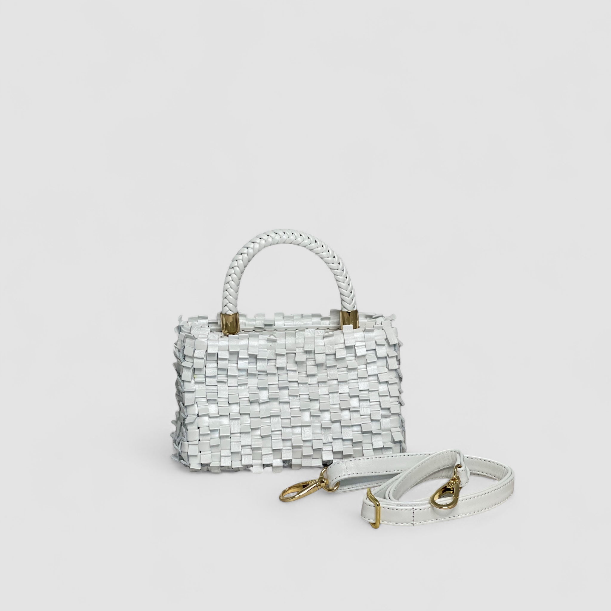 Ribimini-vesken i hvitt plissé-skinn kombinerer funksjonalitet og stil med en avtakbar skulderstropp og elegante gullfargede detaljer.