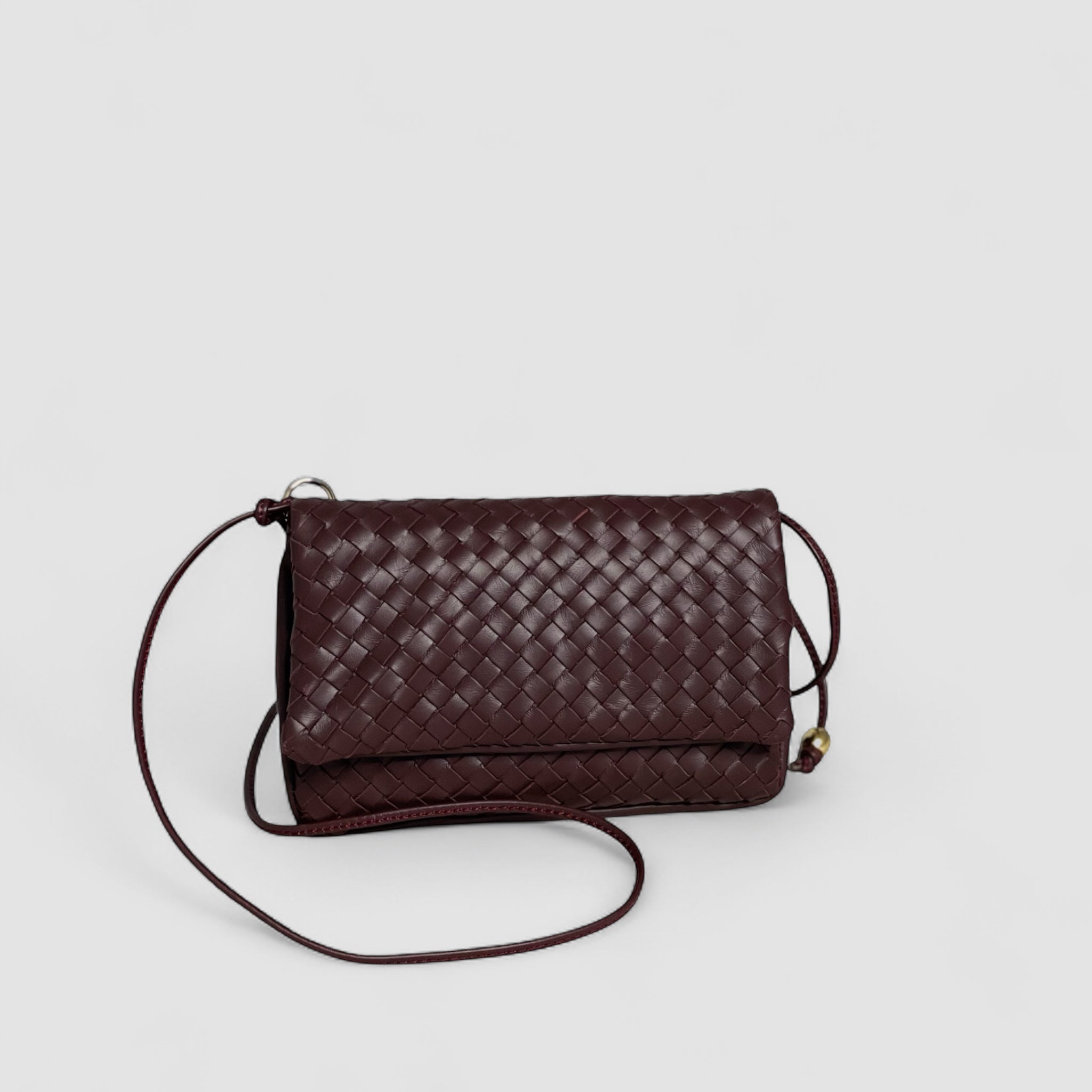 Ribichini Undercover skinnveske i Bordeaux, laget av fint flettet skinn. 