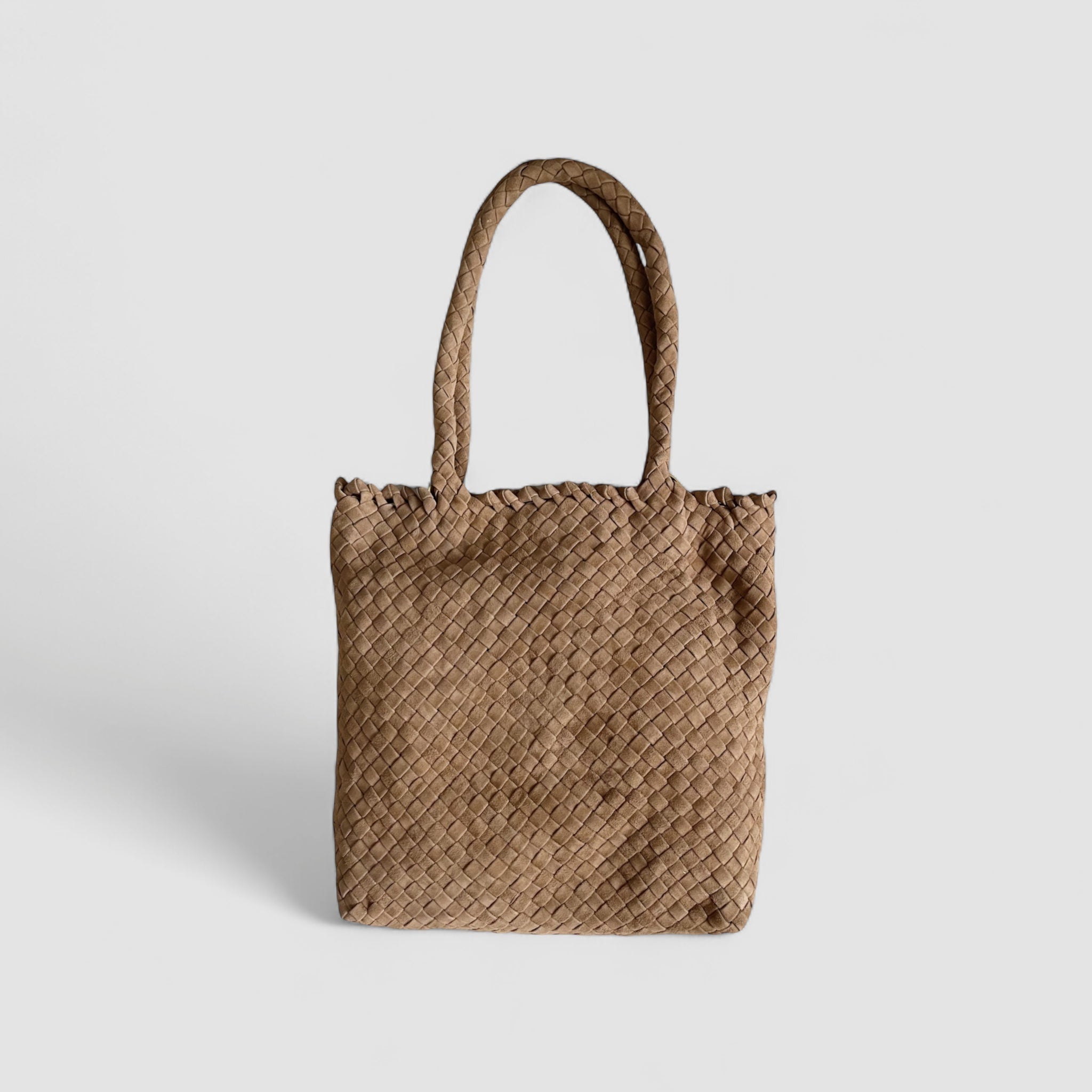 Ribichini Woodstock Royal Babe i fargen terra, når sett forfra, gir et inntrykk av veskens form og design.