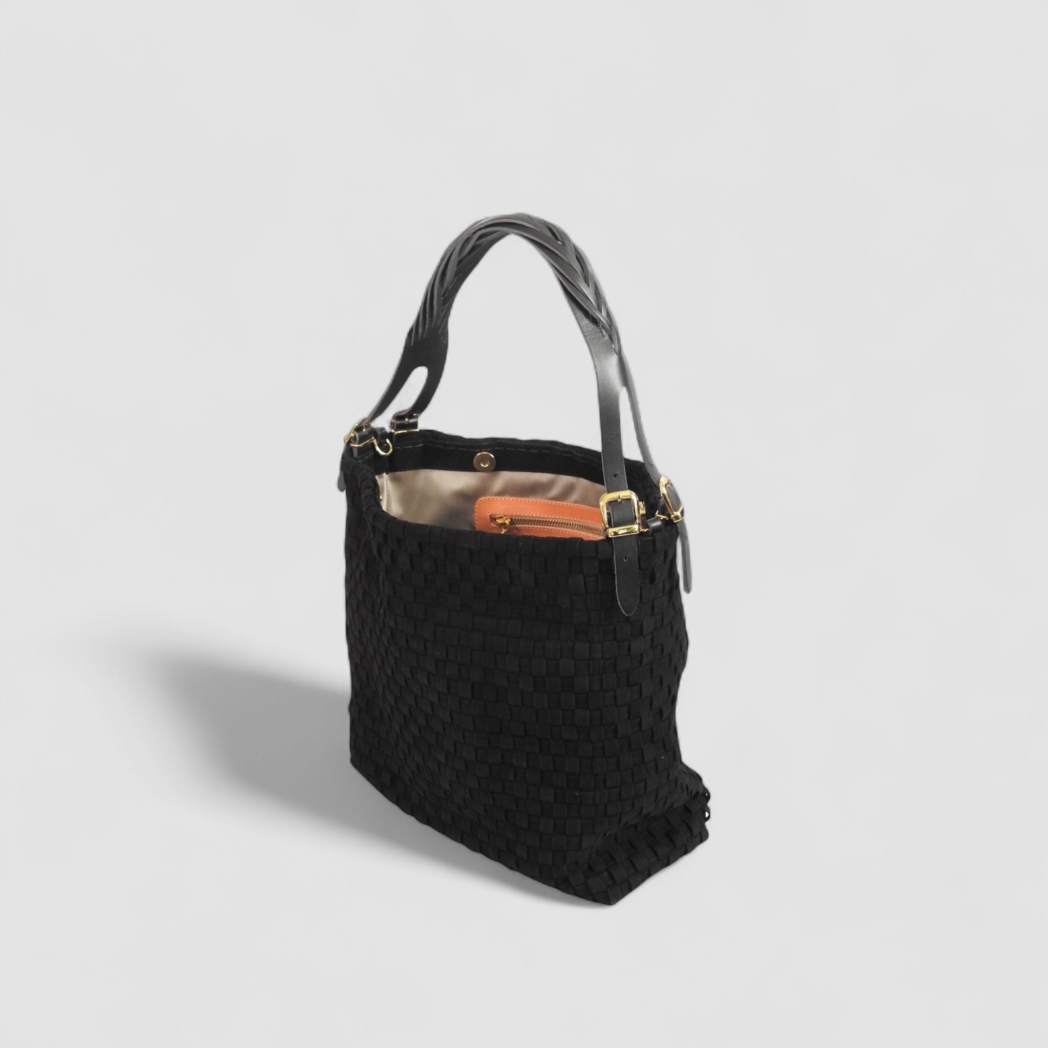 Ribichini Camper i sort semsket skinn, med flettet hank og forseggjorte gulldetaljer, vises fra en skrå vinkel og utstråler tidløs eleganse.