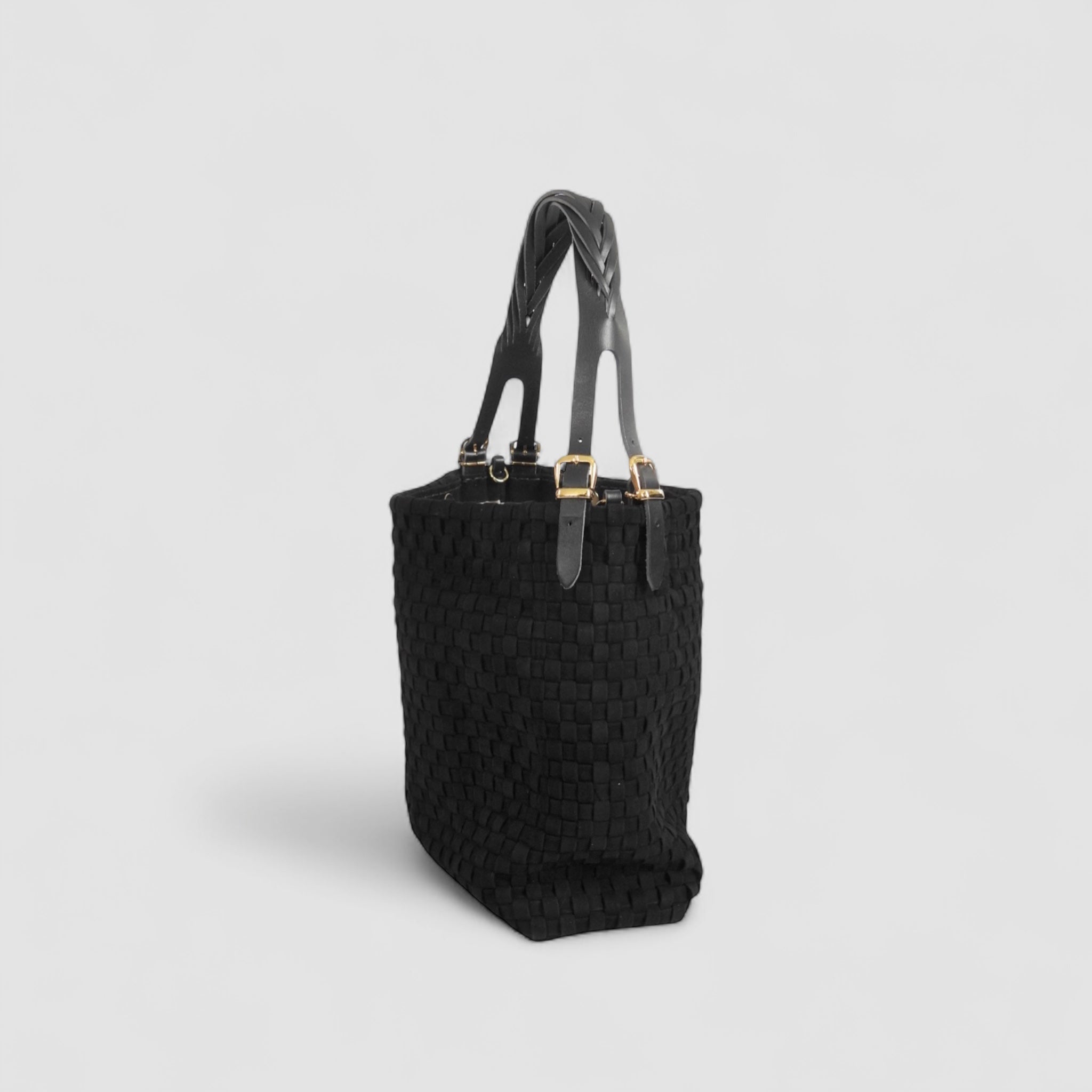 Ribichini Camper-skinnvesken i sort semsket flettet skinn vises fra siden, med en elegant hank og forseggjorte gulldetaljer som legger til luksus.