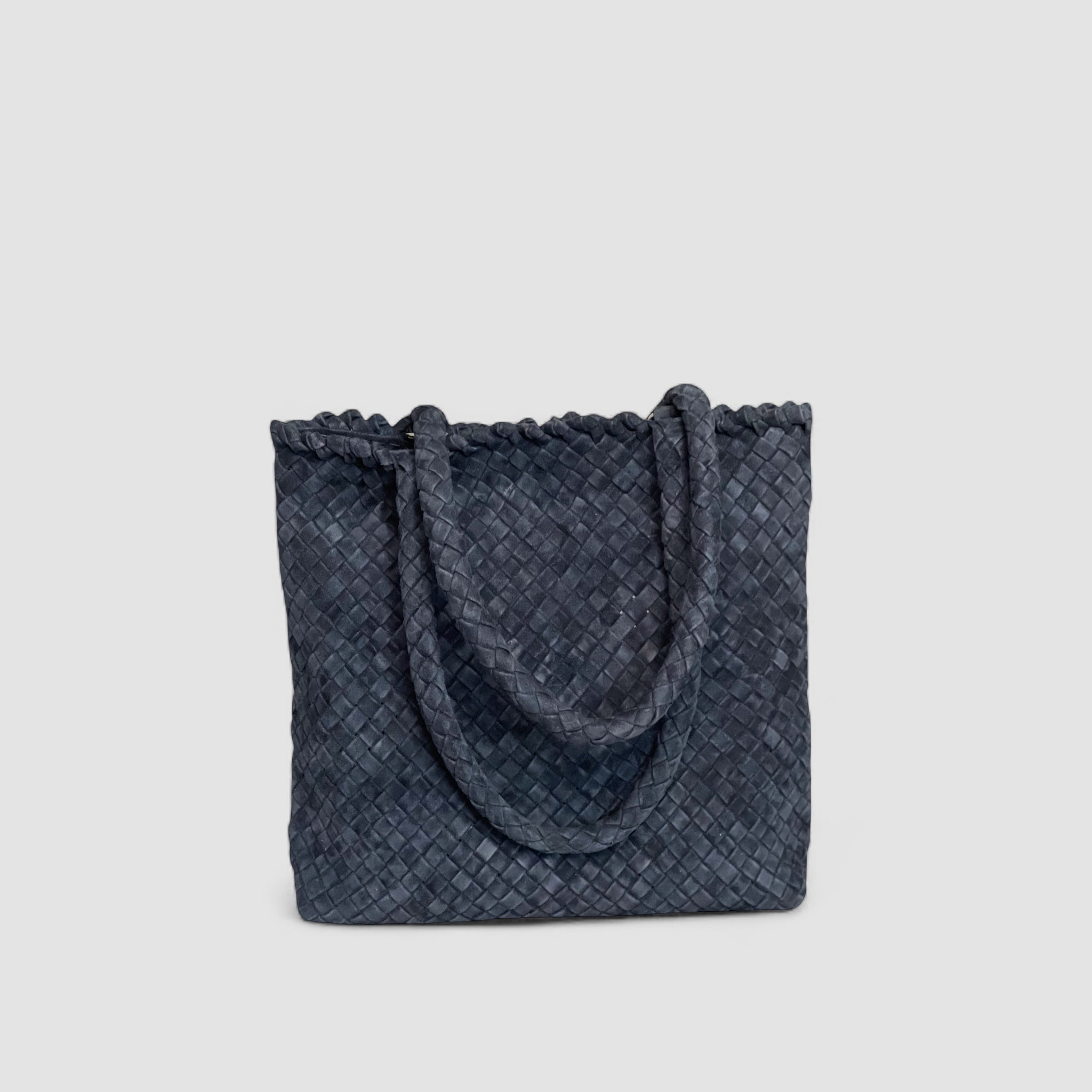 Elegant marineblå Ribichini Woodstock Royal Babe-veske av flettet semsket lammeskinn med sølvdetaljer.