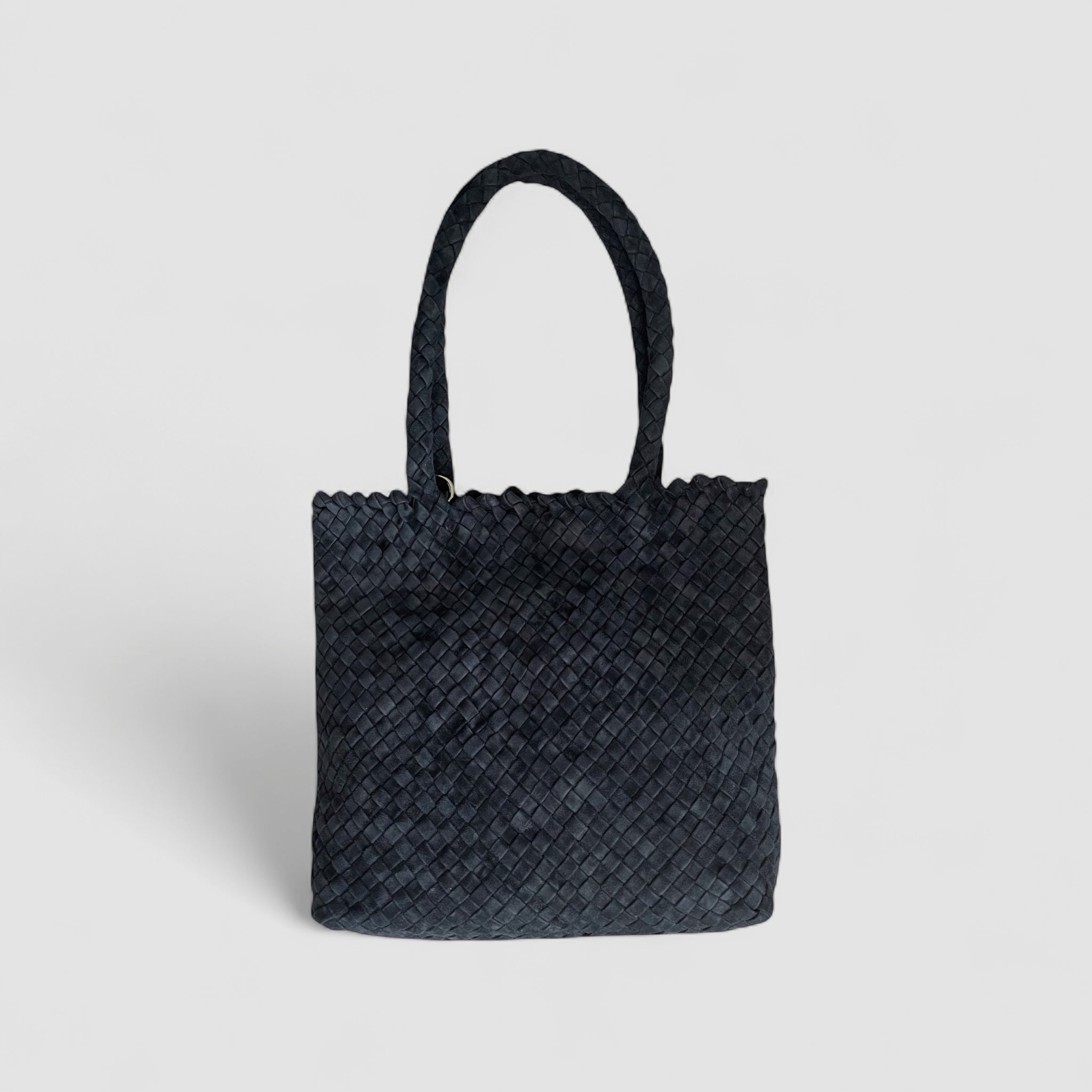 Ribichini Woodstock Royal Babe semsket i fargen navy, når sett forfra, gir et inntrykk av veskens form og design.