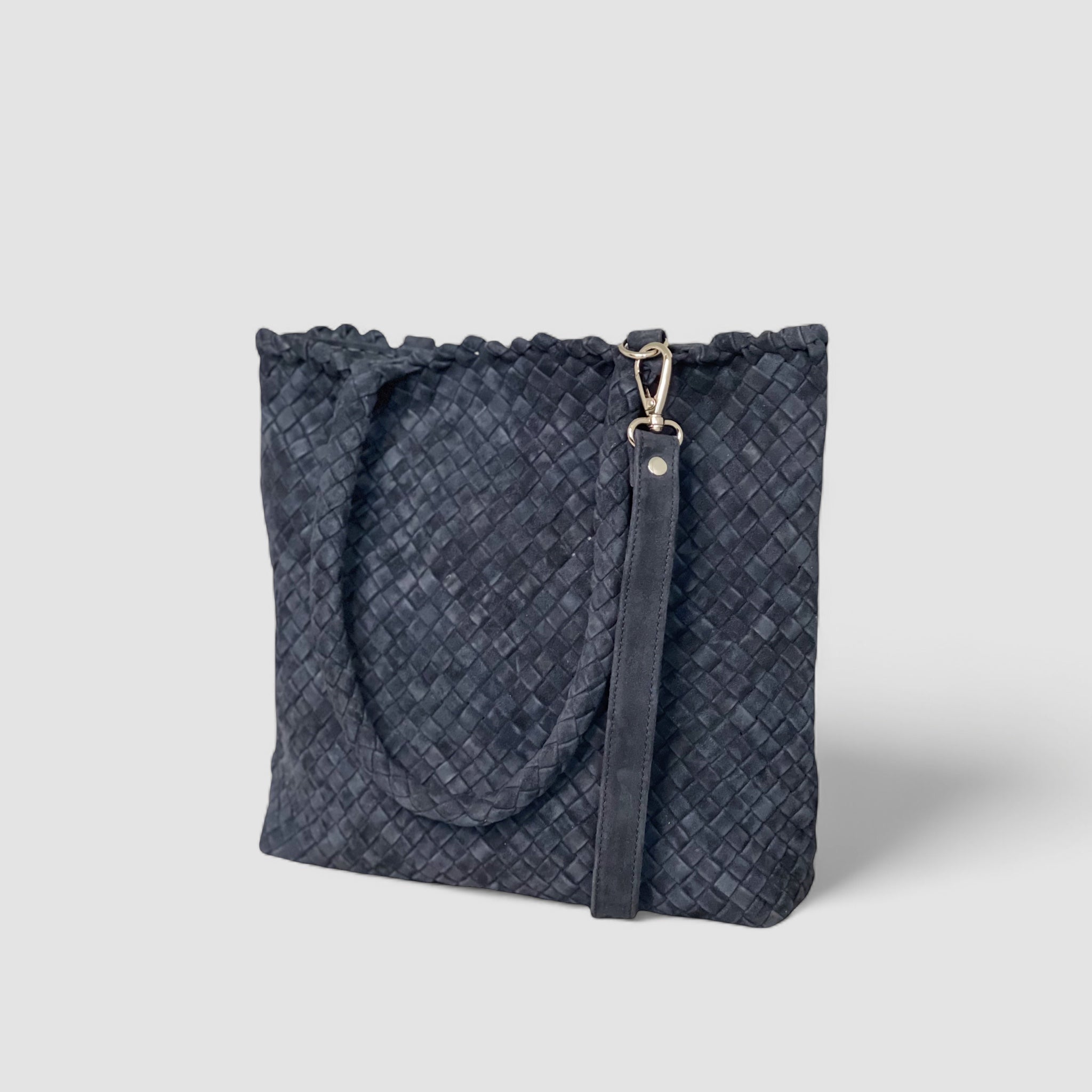 Ribichini Woodstock Royal Babe veske i navy i semsket flettet lammeskinn med avtagbar strop med sølvdetaljer.