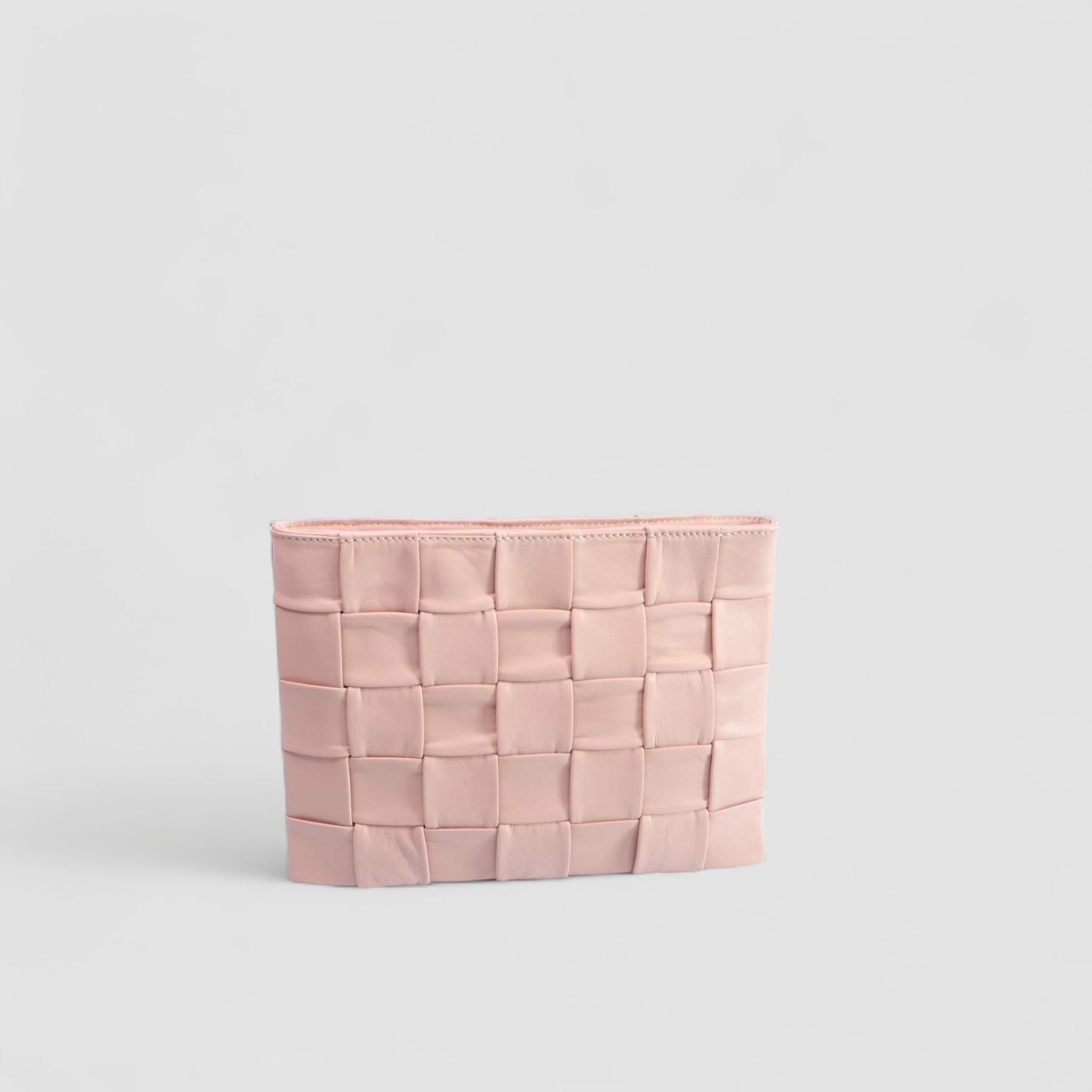 Ribichini Square Clutch i rosa: Elegant og kompakt veske med store flettede ruter, perfekt for nødvendigheter med stil.