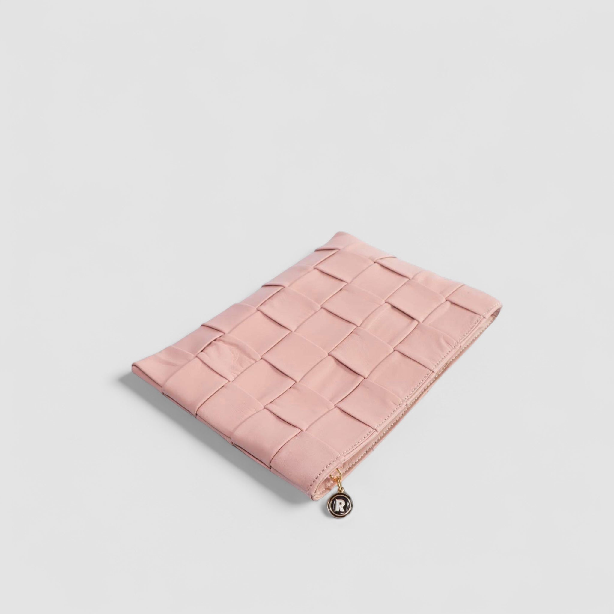 Fugleperspektiv av Ribichini Square Clutch i rosa, fremhever det unike flettemønsteret og den kompakte designen, ideell for små gjenstander.