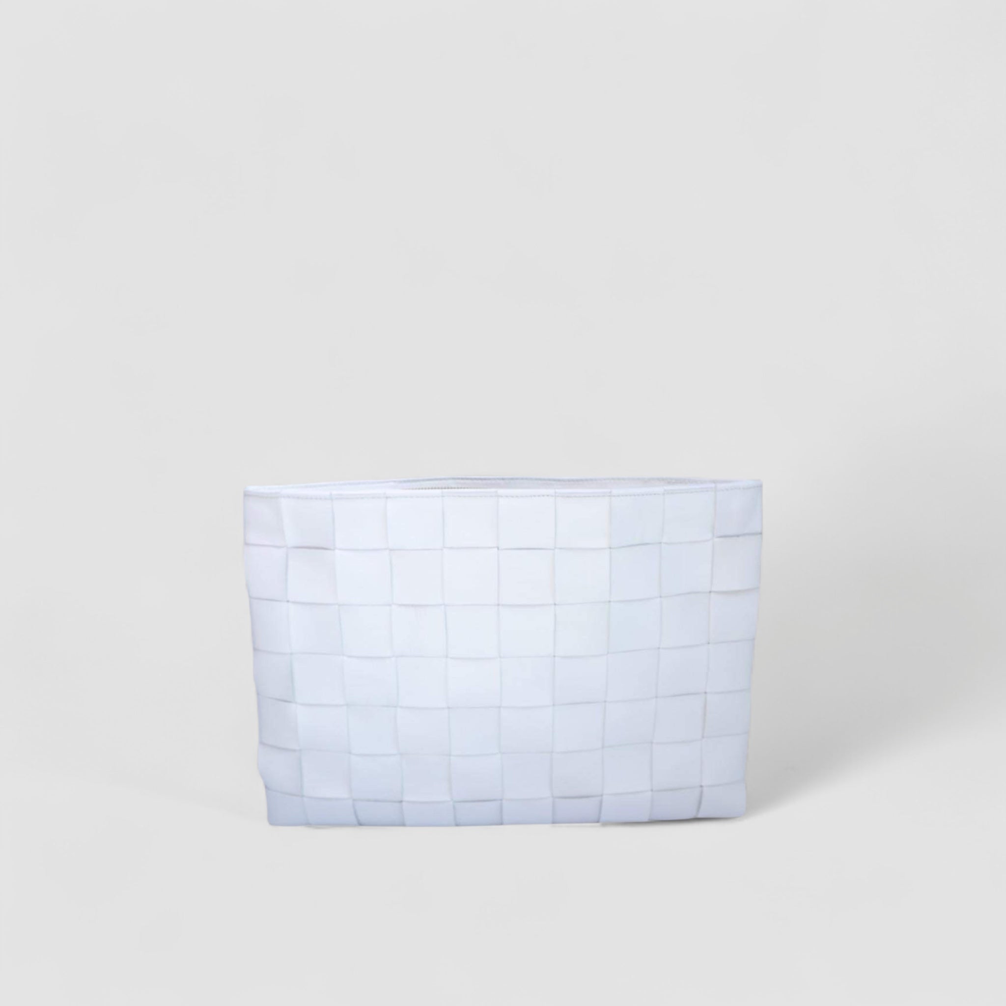 Ribichini Square Laptop-vesken i hvitt forener stil og funksjonalitet med sin unike flettedesign og romslige interiør, ideell for å jobbe med stil hvor som helst.