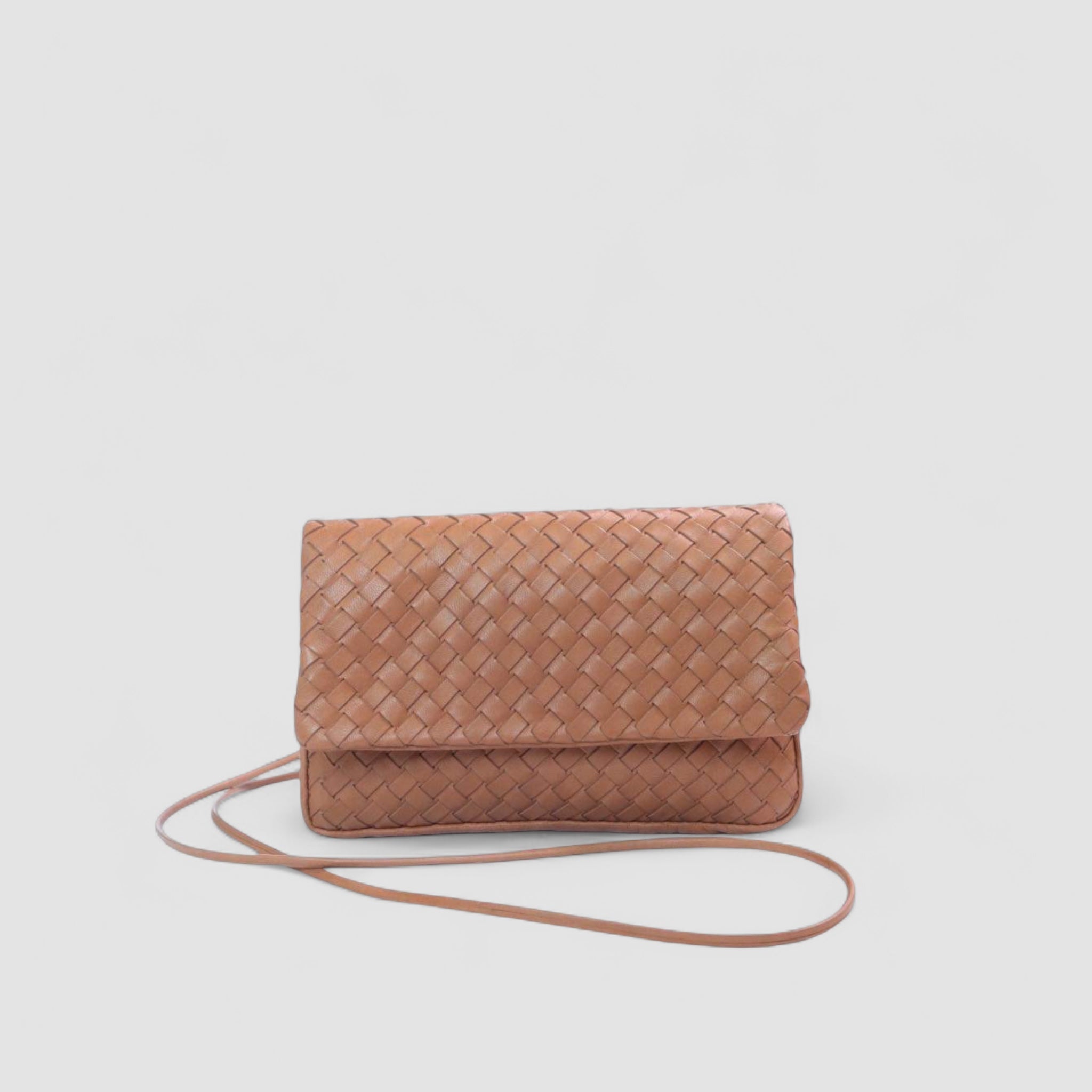 Ribichini Undercover i cognac, elegant og praktisk flettet skinnveske med gullfargede detaljer.