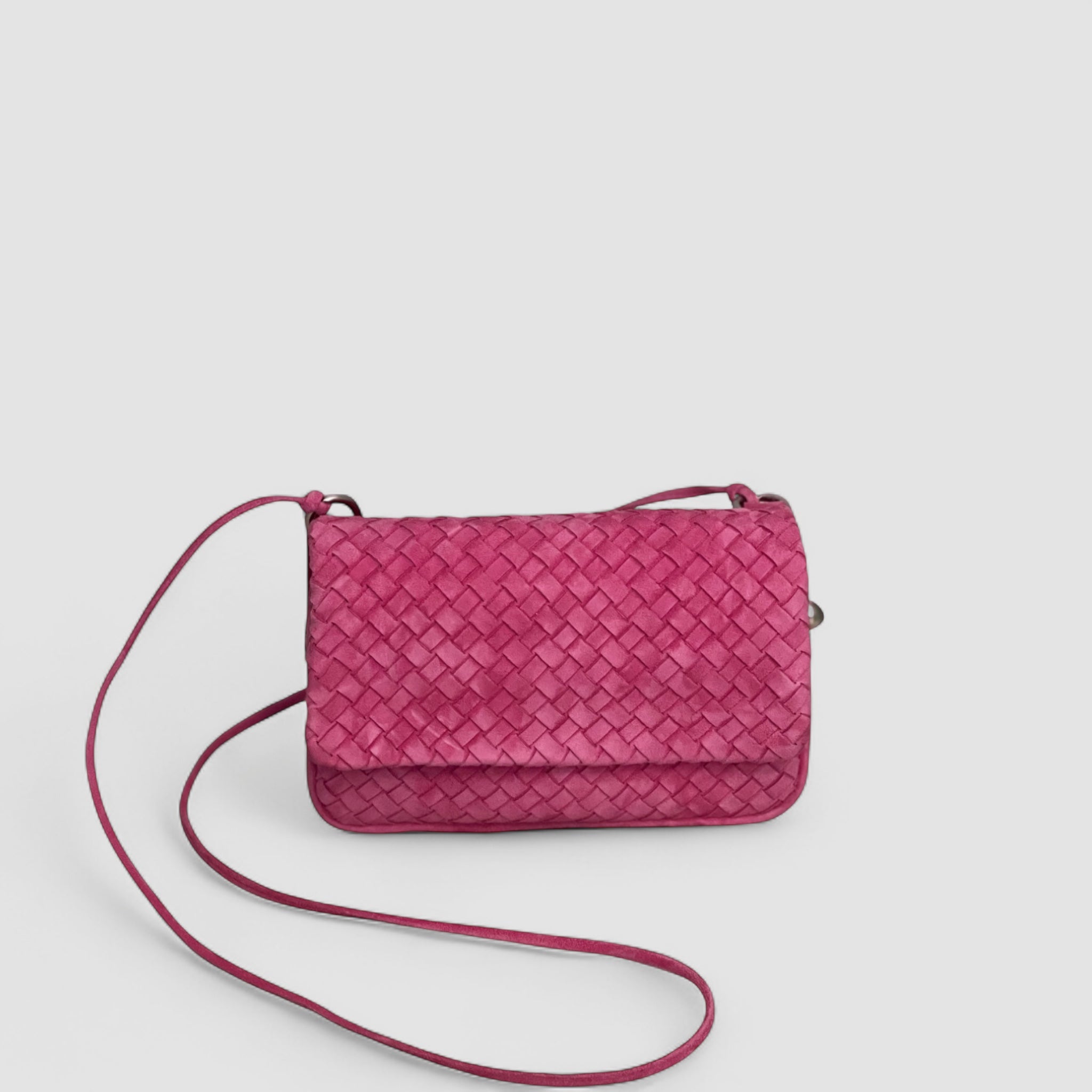 Ribichini Undercover i rosa: Praktisk og stilig flettet semsket skinnveske. Elegante sølvdetaljer gir luksuriøs touch.