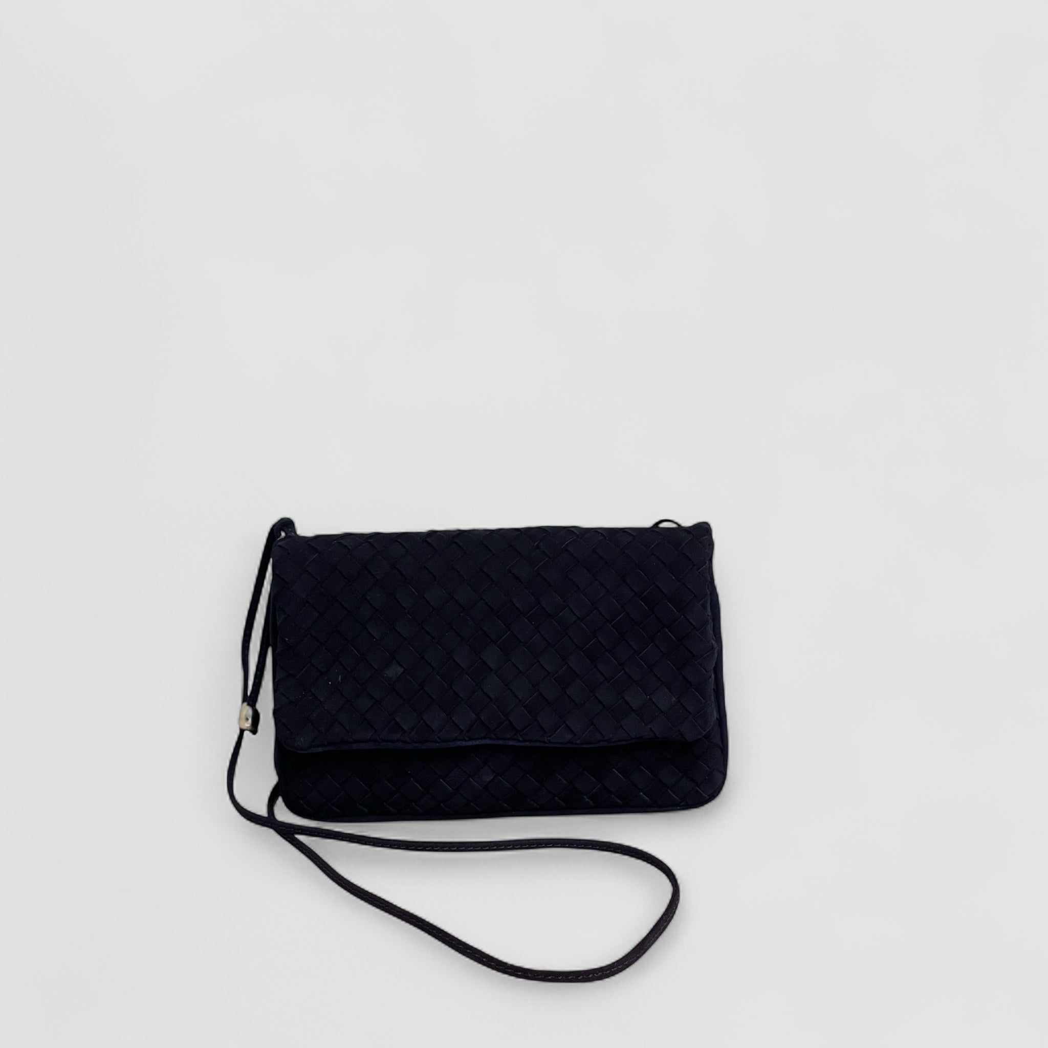 En navy Ribichini Undercover-veske med semsket skinn og flettet design. Elegante sølvdetaljer. 