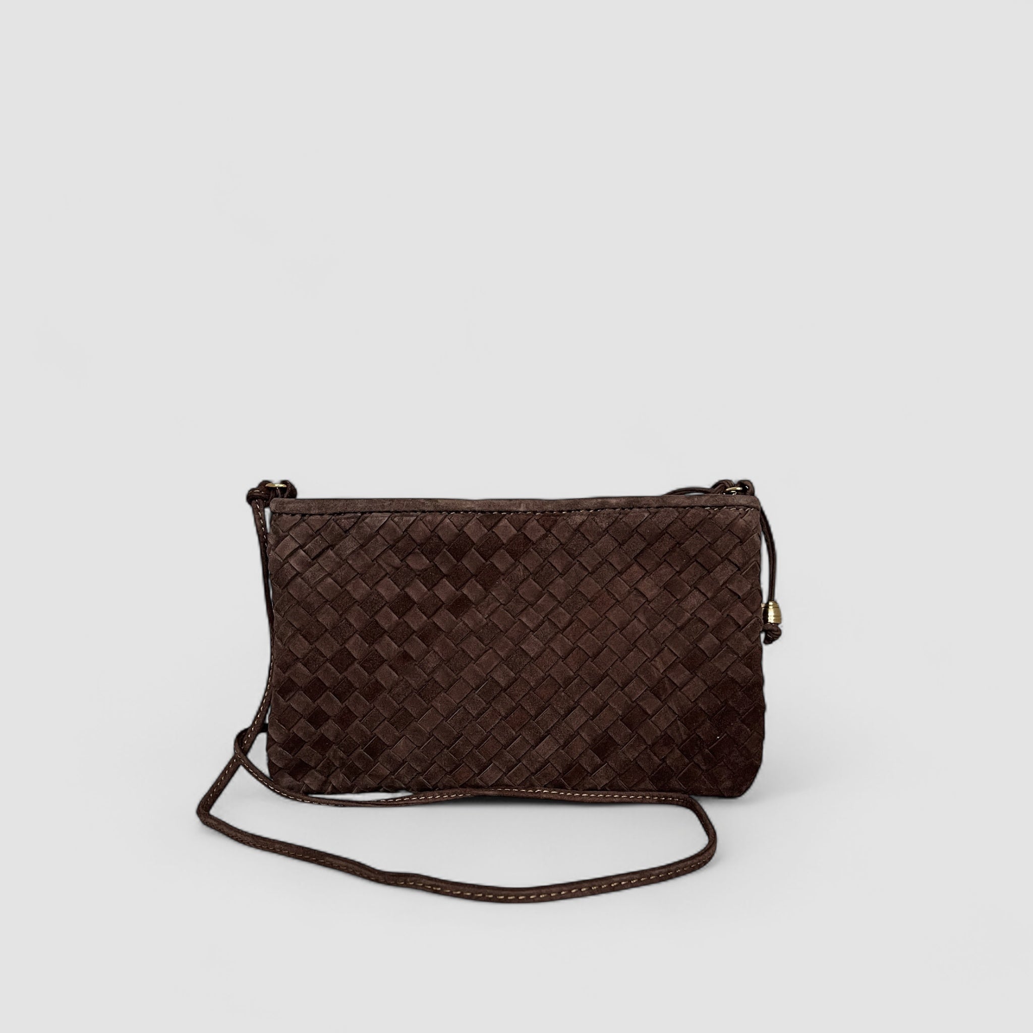 Ribichini Camper clutch i semsket skinn, fargen sjokolade, med fletteteknikk og justerbare snorer, elegant og tidløs design.