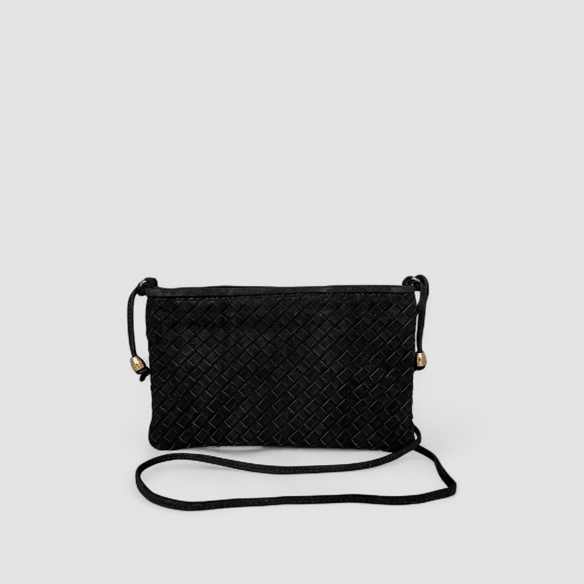 Her er en Ribichini Camper clutch i sort semsket lammeskinn. Den har et flettet utseende og fine gulldetaljer.