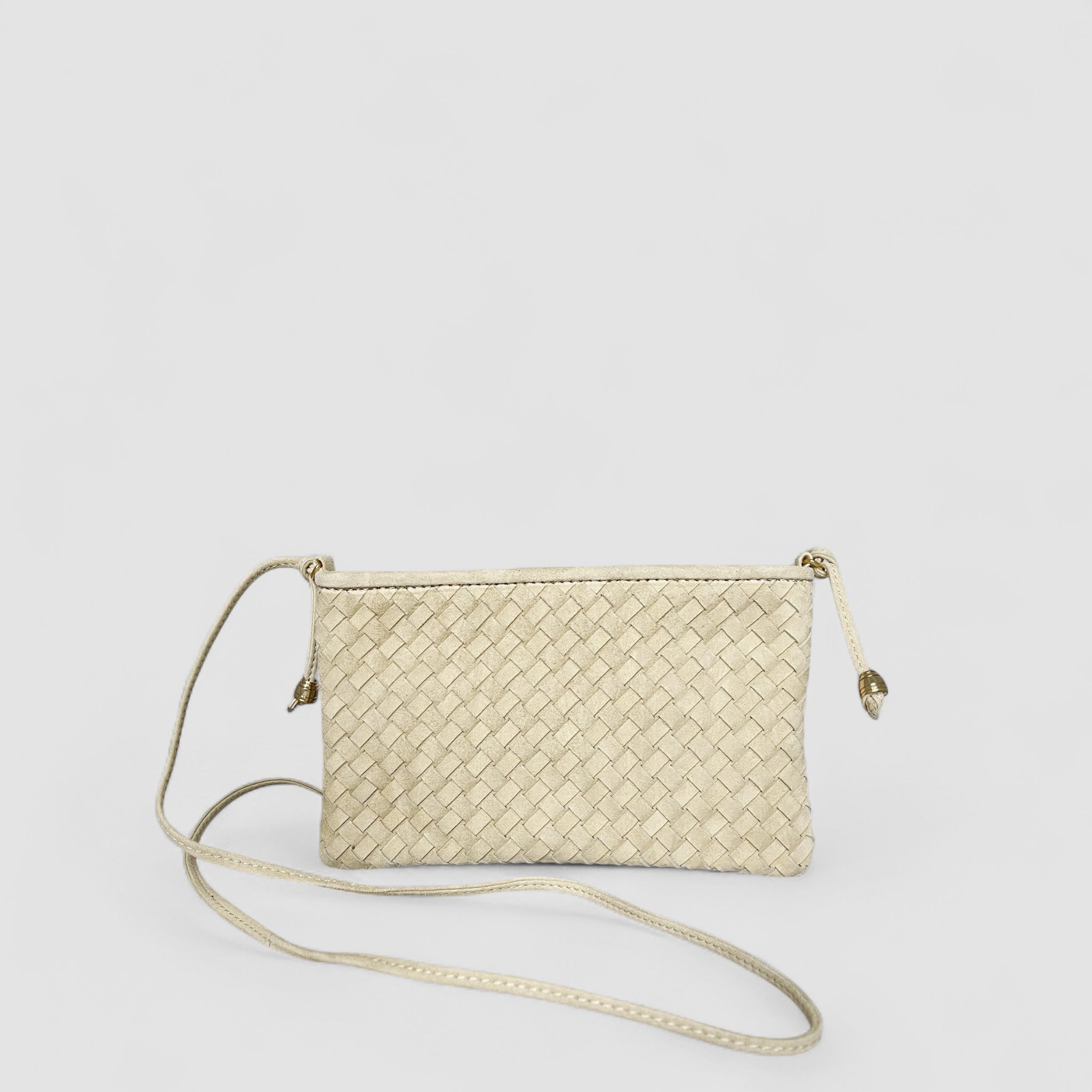 Ribichini Camper clutch i kremfarge. Den er laget av semsket lammeskinn, har et flettet design og gulldetaljer, noe som gjør den unik og fin.