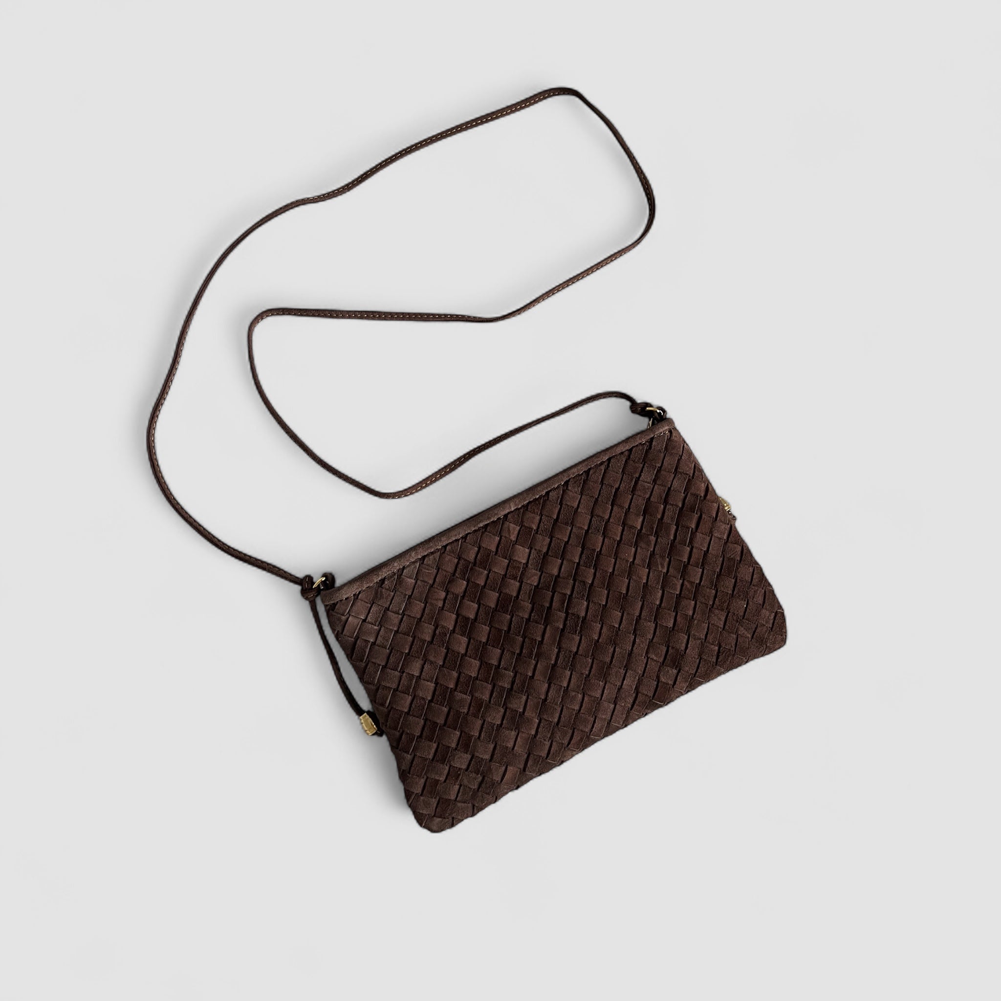 Ribichini Camper clutch i semsket sjokoladebrunt skinn, med lang skulderstropp og justerbare detaljer for en elegant og tidløs stil.