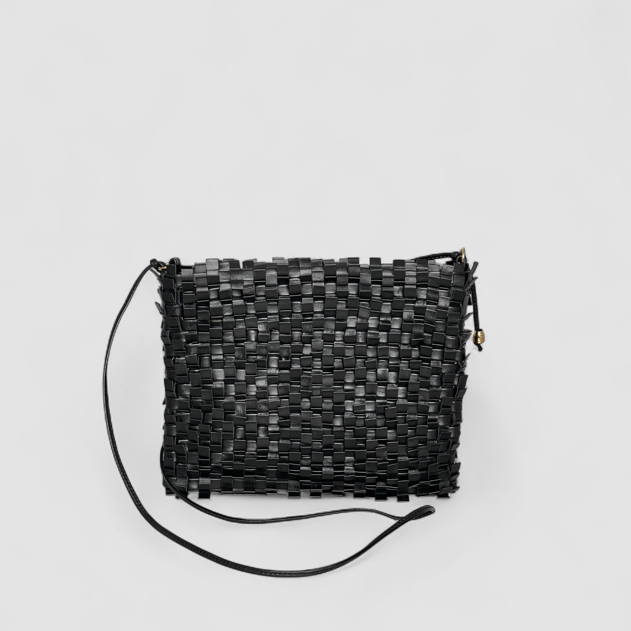 Ribichini Loren Clutch i sort er en elegant håndflettet skinnveske med et plisse-design.