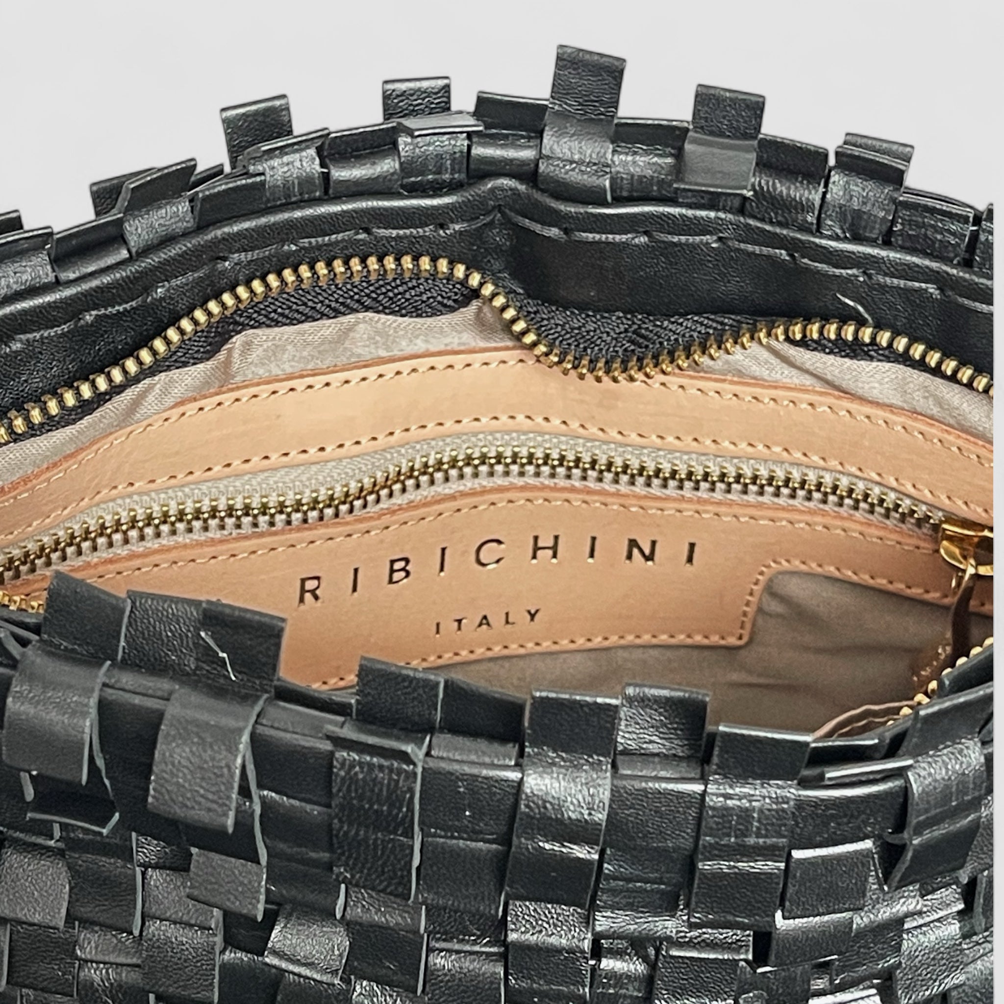 Ribichini Loren Clutch i sort har en praktisk og organisert innside som gir deg muligheten til å oppbevare og organisere dine eiendeler på en trygg måte.