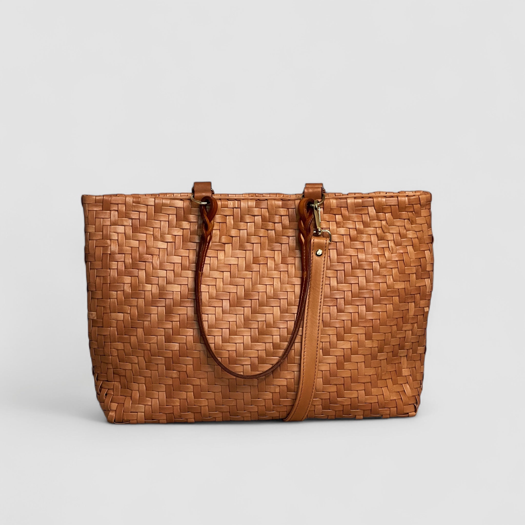 Ribichini Safari-vesken i cognacfarget lammeskinn har et unikt fiskebensmønster og elegante detaljer på hankene.