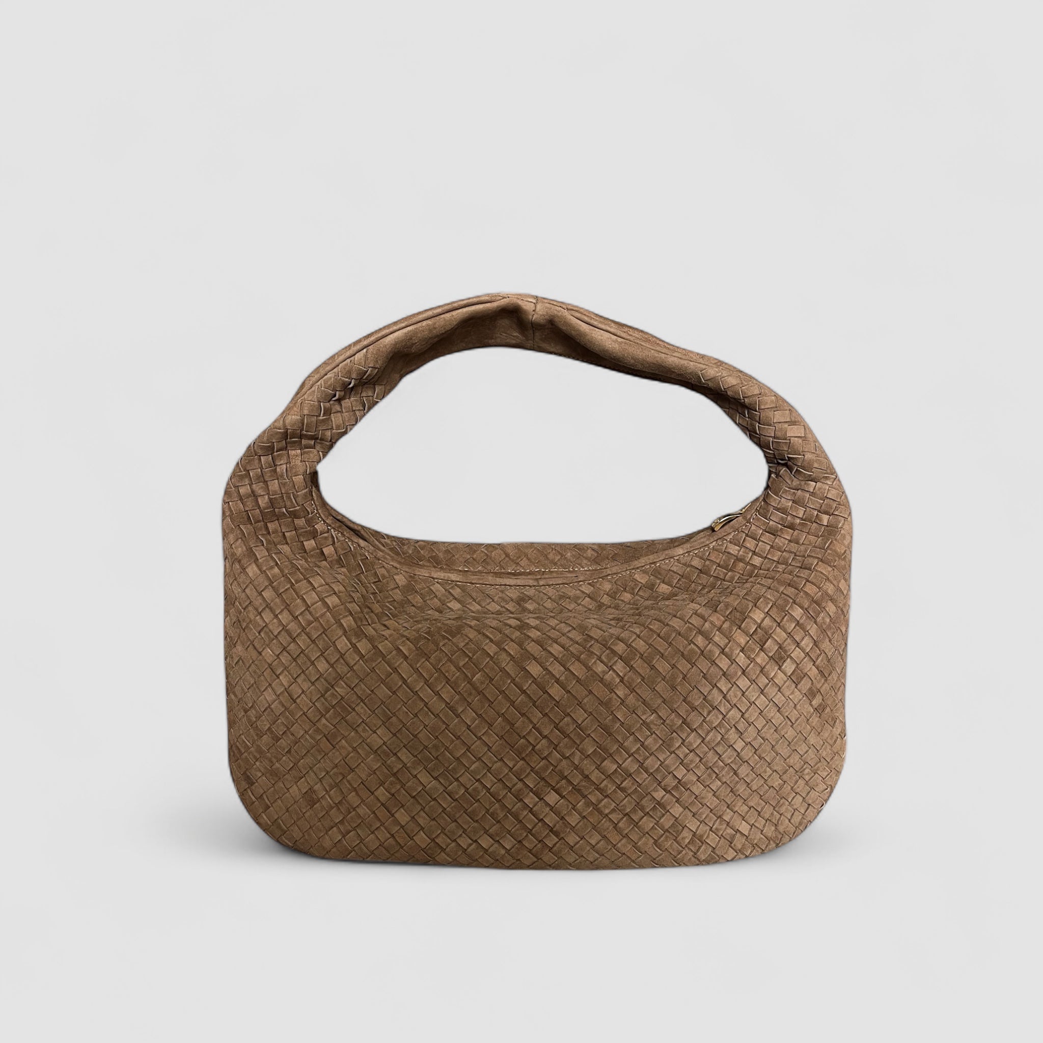  Ribichini Isola Royal semsket skinnveske i fargen terra med flettet design viser elegant form og håndtak.