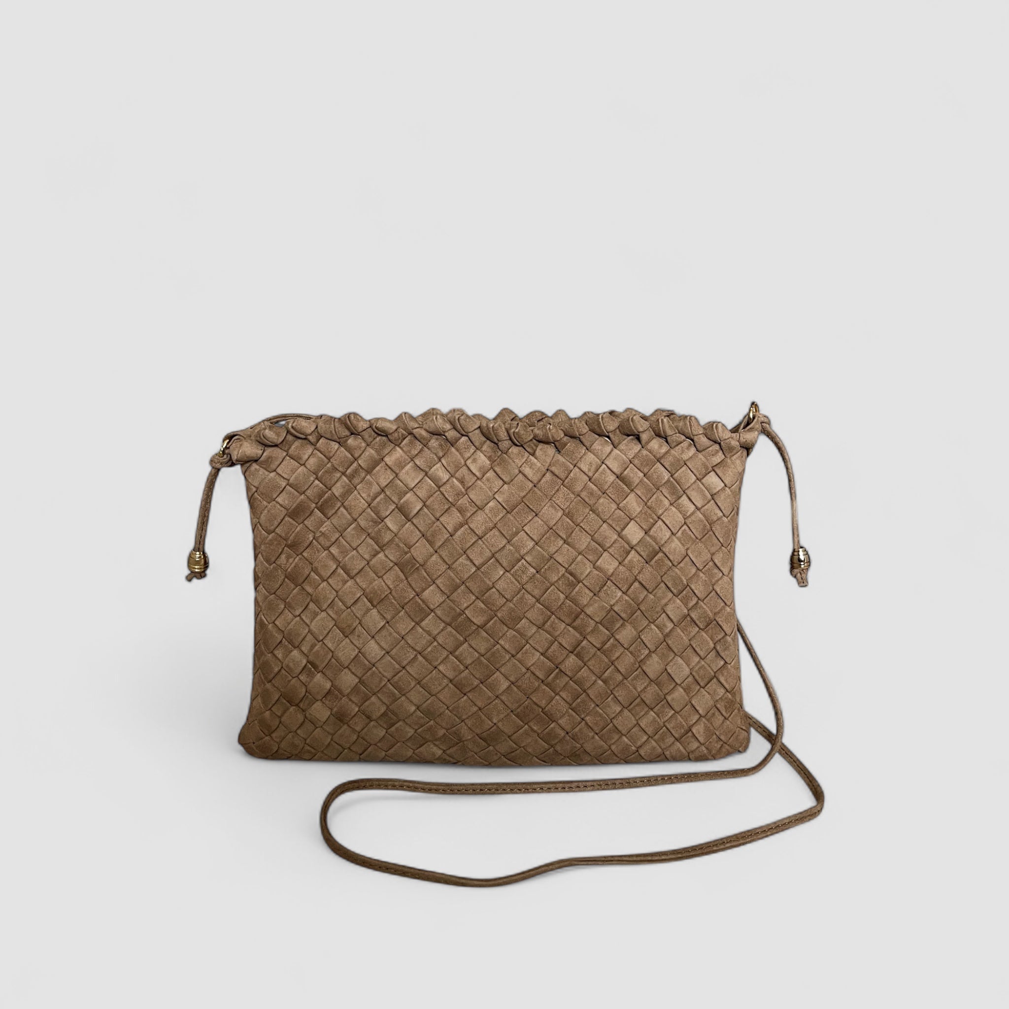 Ribichini Woodstock Royal clutch i semsket lammeskinn, fargen terra, med flettet design og gullfarget detalj ved stroppen.