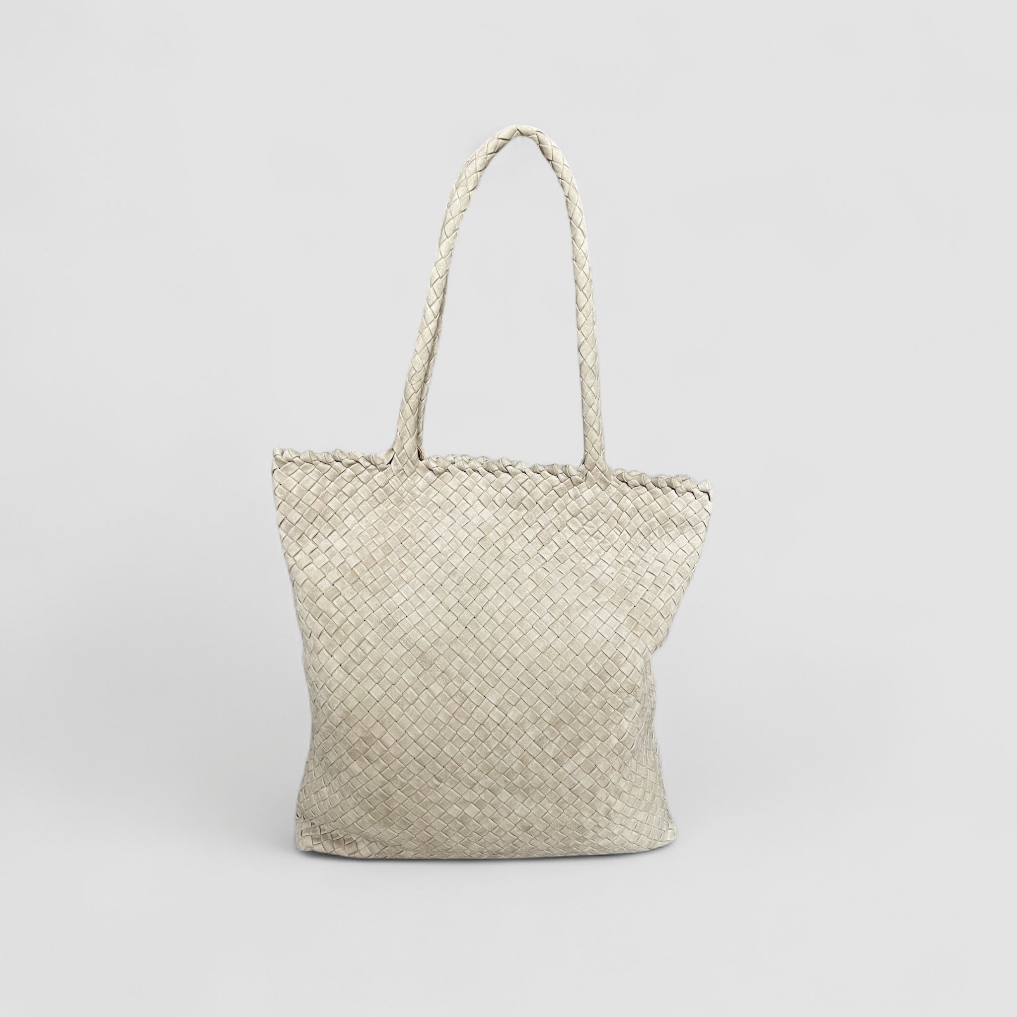 Ribichini Woodstock Royal vesken i sandfargen, håndflettet av semsket lammeskinn, utstråler tidløs eleganse.