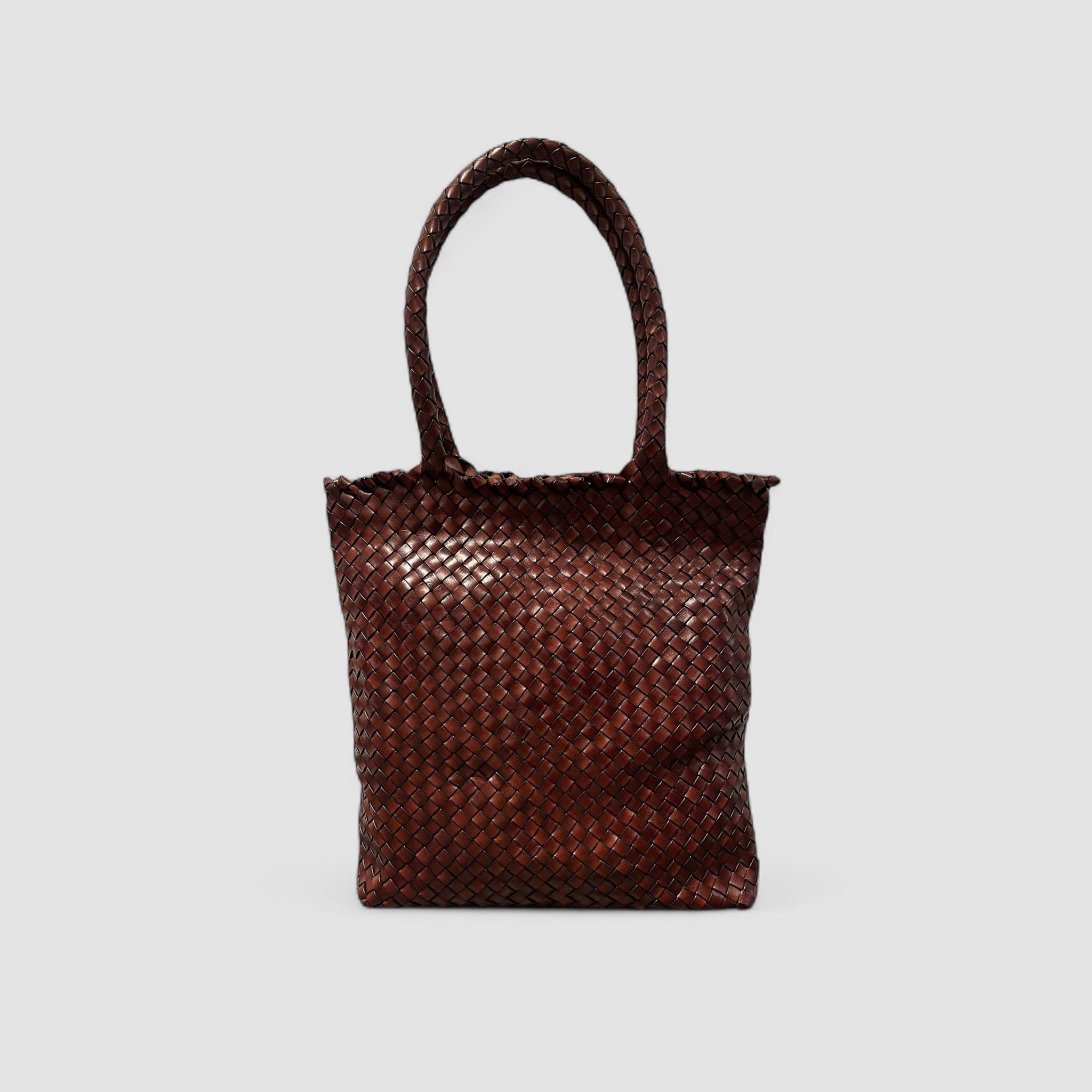 Ribichini Woodstock Limited Babe skinnveske, i Oak, viser ikonisk flettemønster og rik brunt kalveskinn.