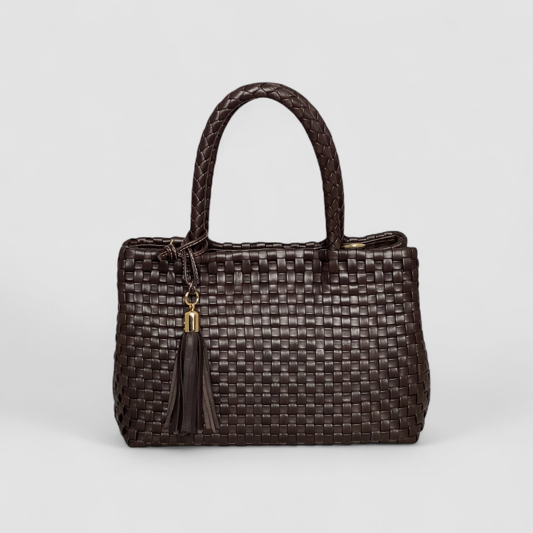 Ribichini Ginny skinnveske i flettet lammeskinn, chocolate-farge, med luksuriøse gulldetaljer og en leken duskel.