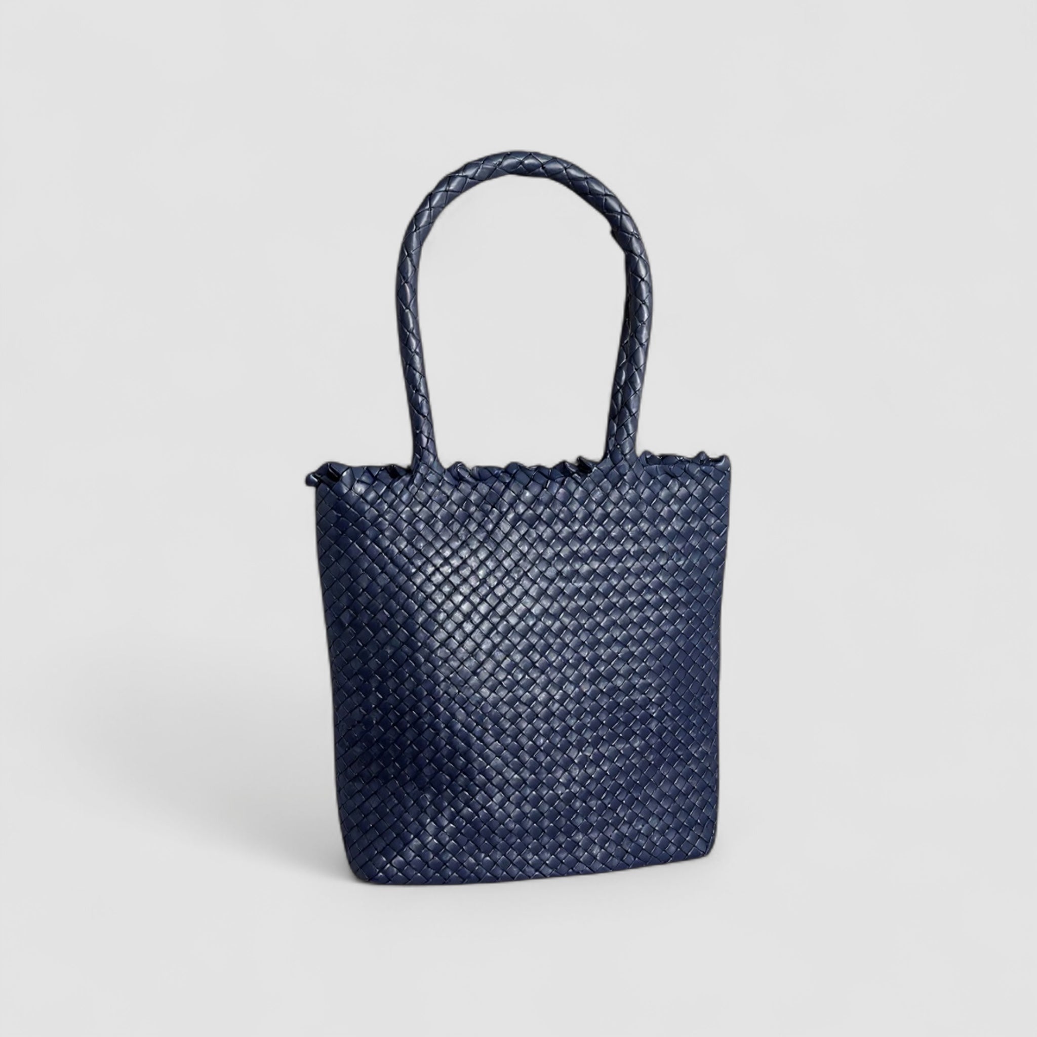 Ribichini Woodstock Babe i navy er laget av flettet lammeskinn.