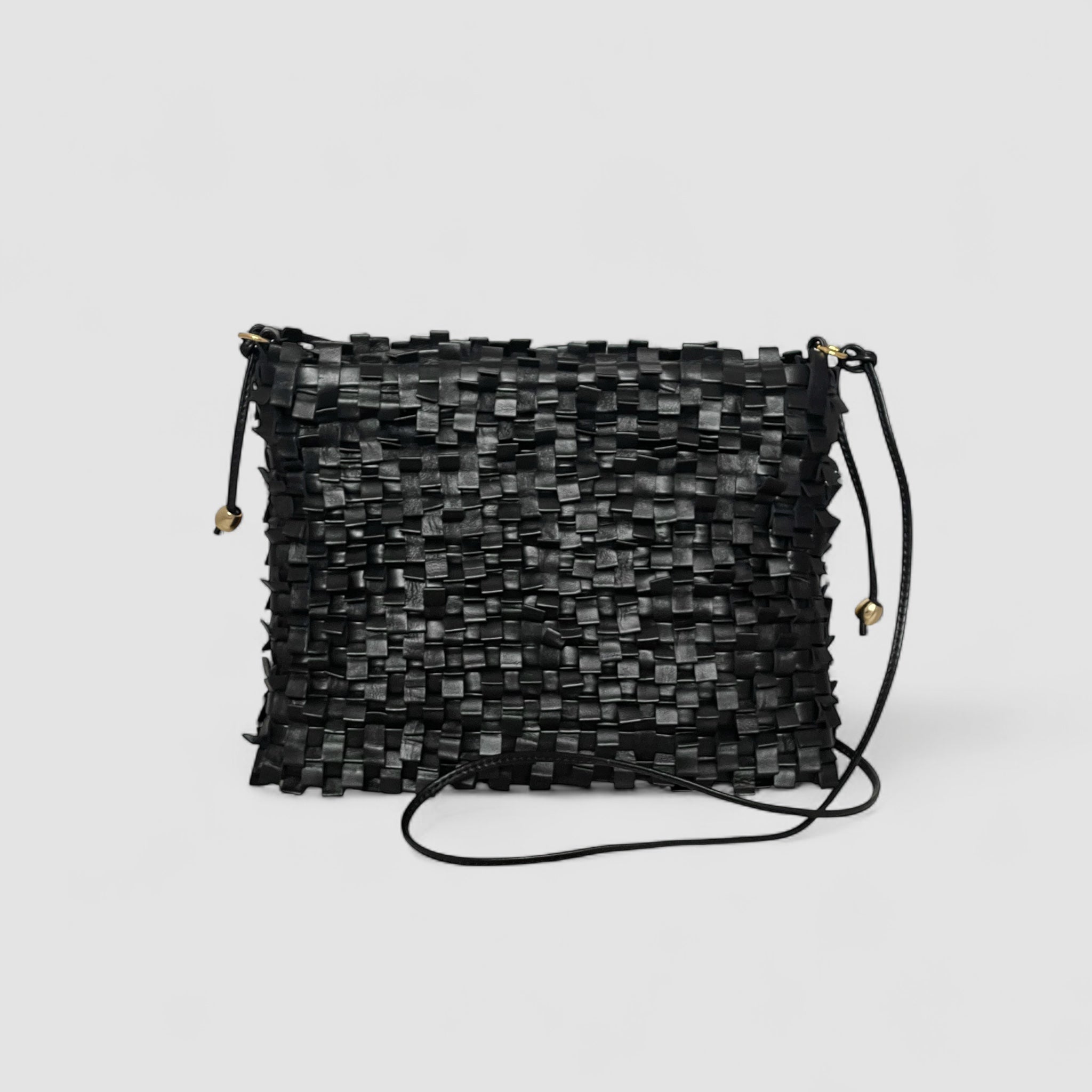 Ribichini Loren Clutch i sort er en elegant håndflettet skinnveske med et plisse-design.