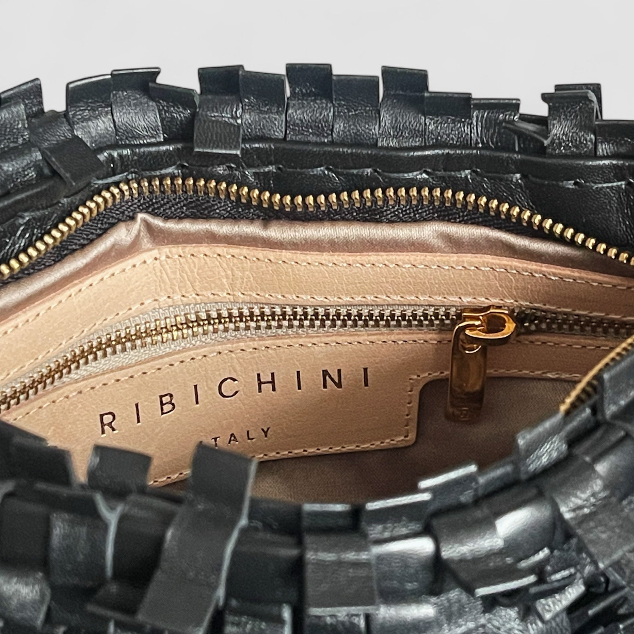 Ribichini Loren Clutch i sort har en praktisk og organisert innside som gir deg muligheten til å oppbevare og organisere dine eiendeler på en trygg måte.