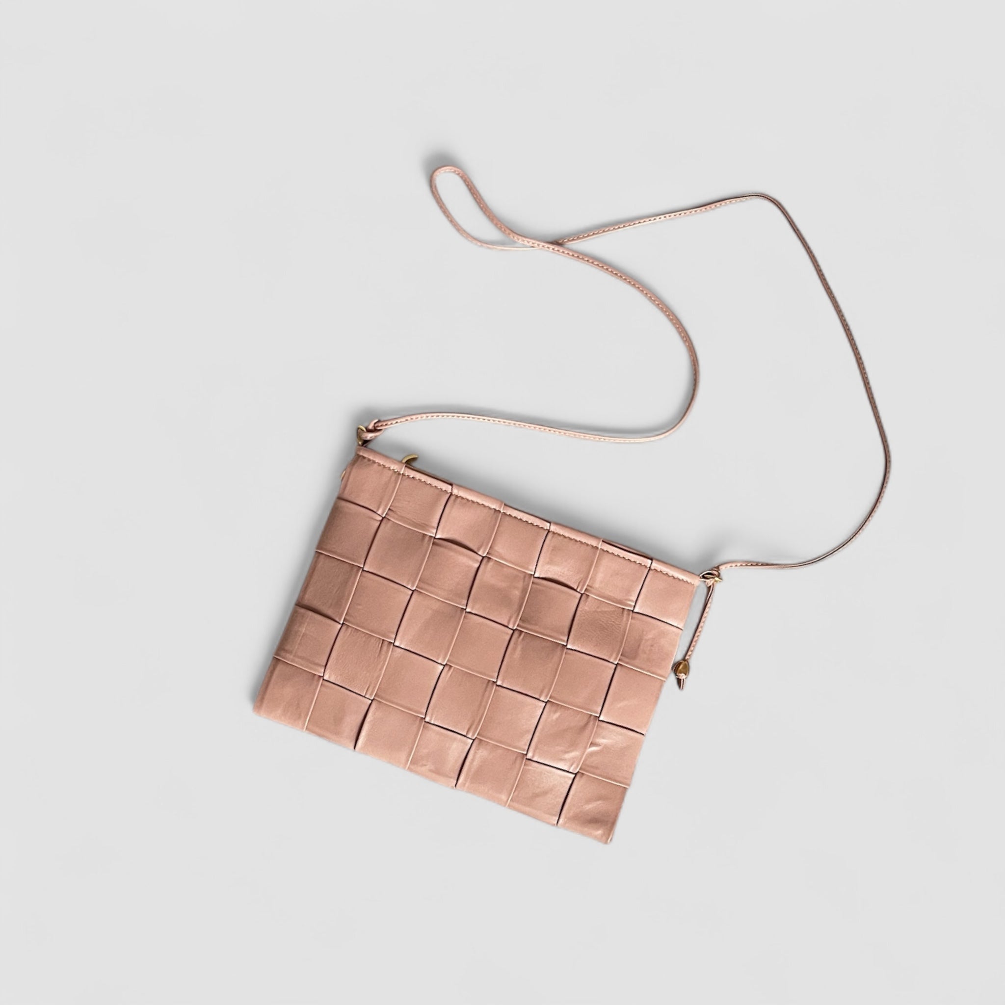 Fugleperspektiv av Ribichini Square Clutch i rosa, fremhever det unike flettemønsteret og den kompakte designen, ideell for små gjenstander.