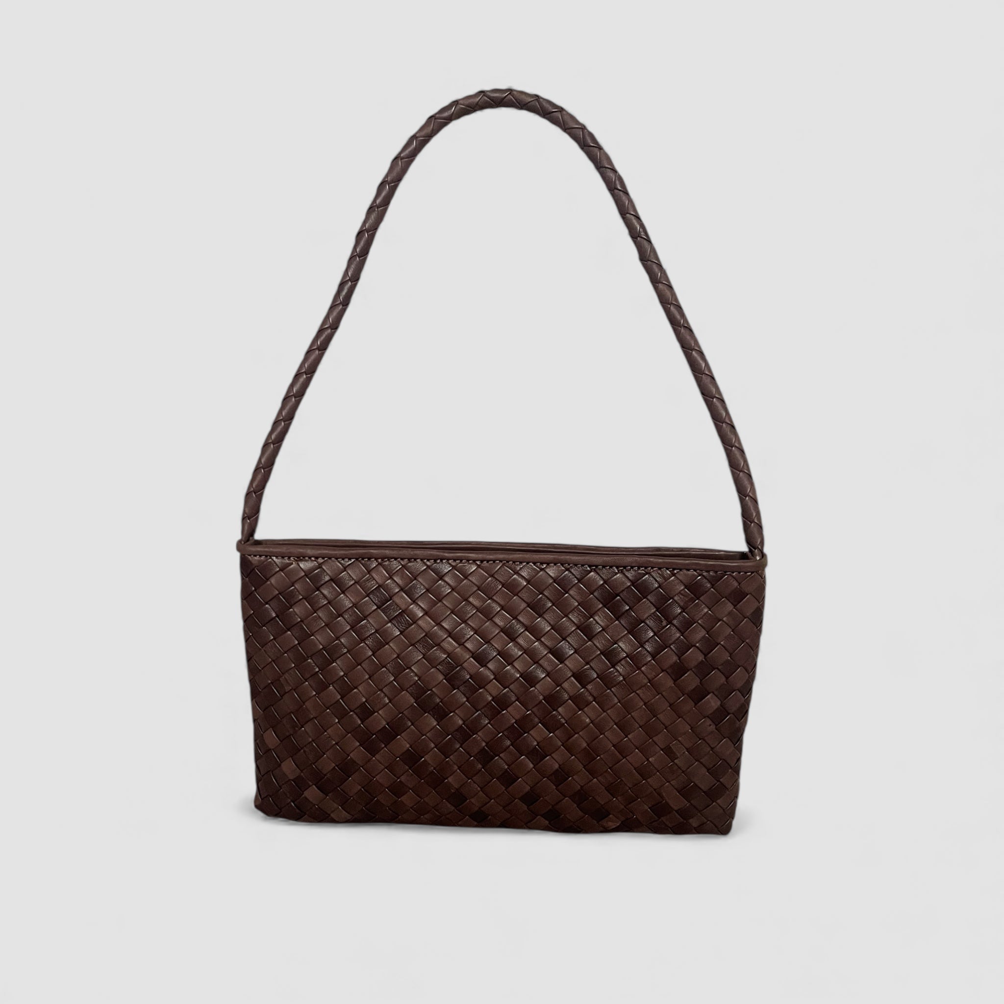Brun Ribichini Classica skulderveske i håndflettet skinn med avlang form og flettet skulderstropp mot lys bakgrunn.