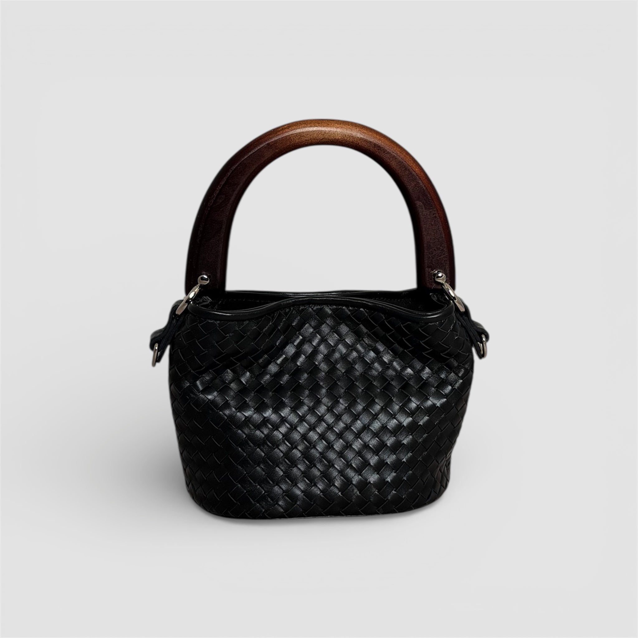 Ribichini Albero veske i håndflettet sort skinn med skulpturelt trehåndtak, håndlaget i Italia.