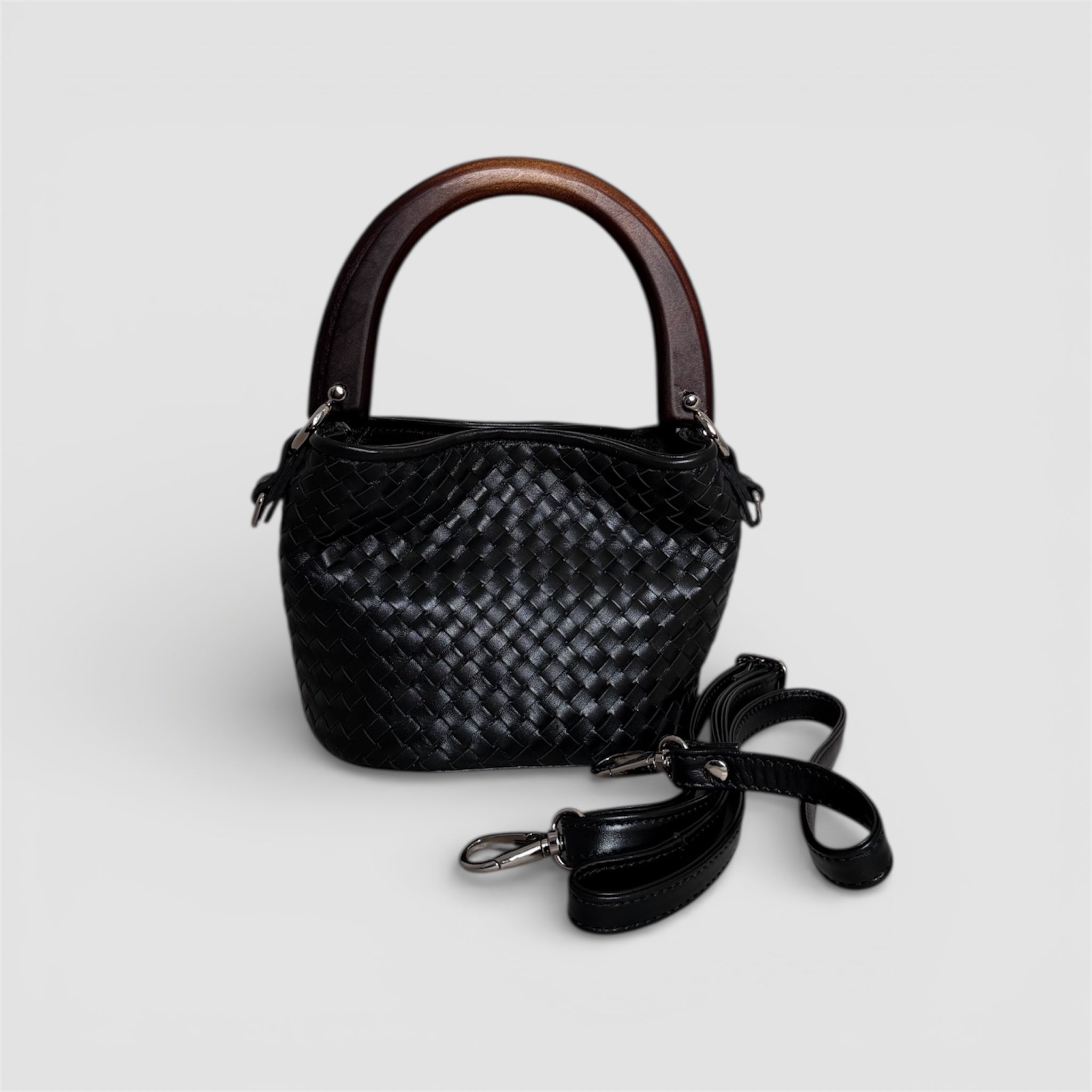 Ribichini Albero veske i håndflettet sort skinn med trehåndtak og avtagbar skulderstropp, håndlaget i Italia.