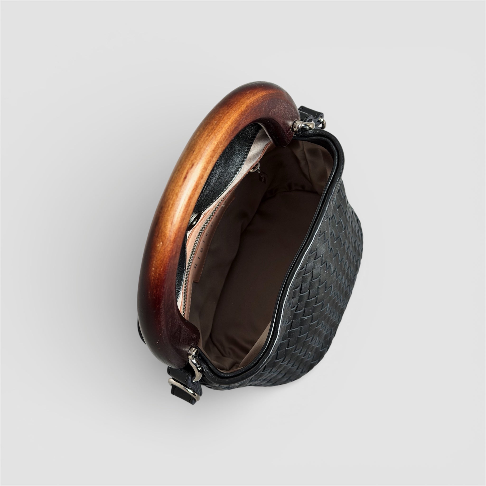 Åpen Ribichini Albero veske i håndflettet sort skinn med trehåndtak og romslig innside i skinn.