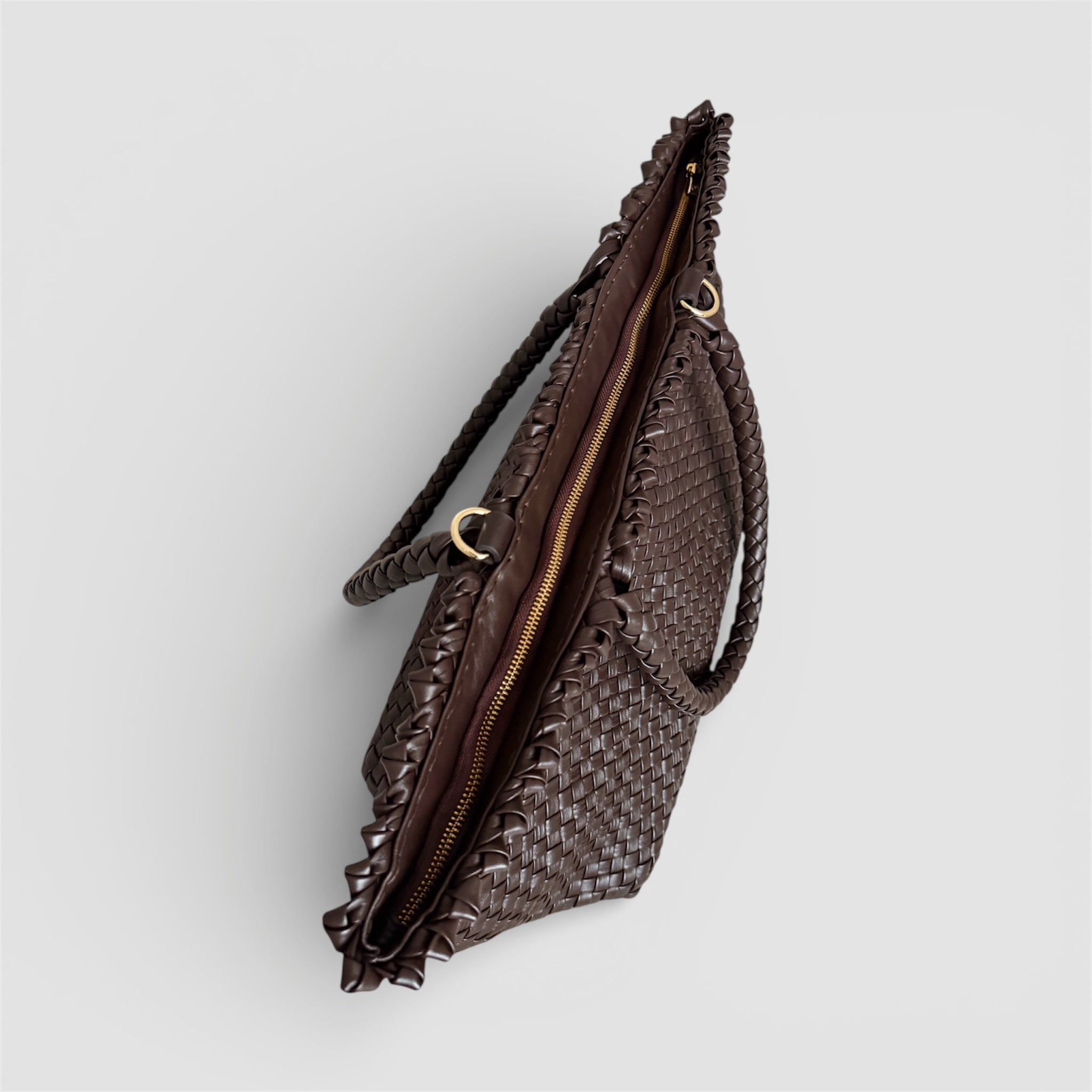 Woodstock Classic i chocolate – håndflettet weekendveske i mykt skinn med glidelåslukking og flettede håndtak.