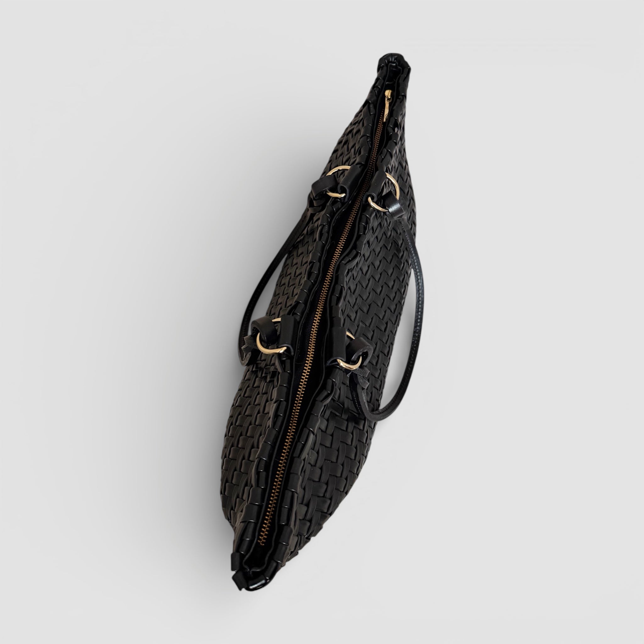 Safari i sort – håndflettet skinnveske med glidelåslukking, strukturerte sider og elegante gulldetaljer.