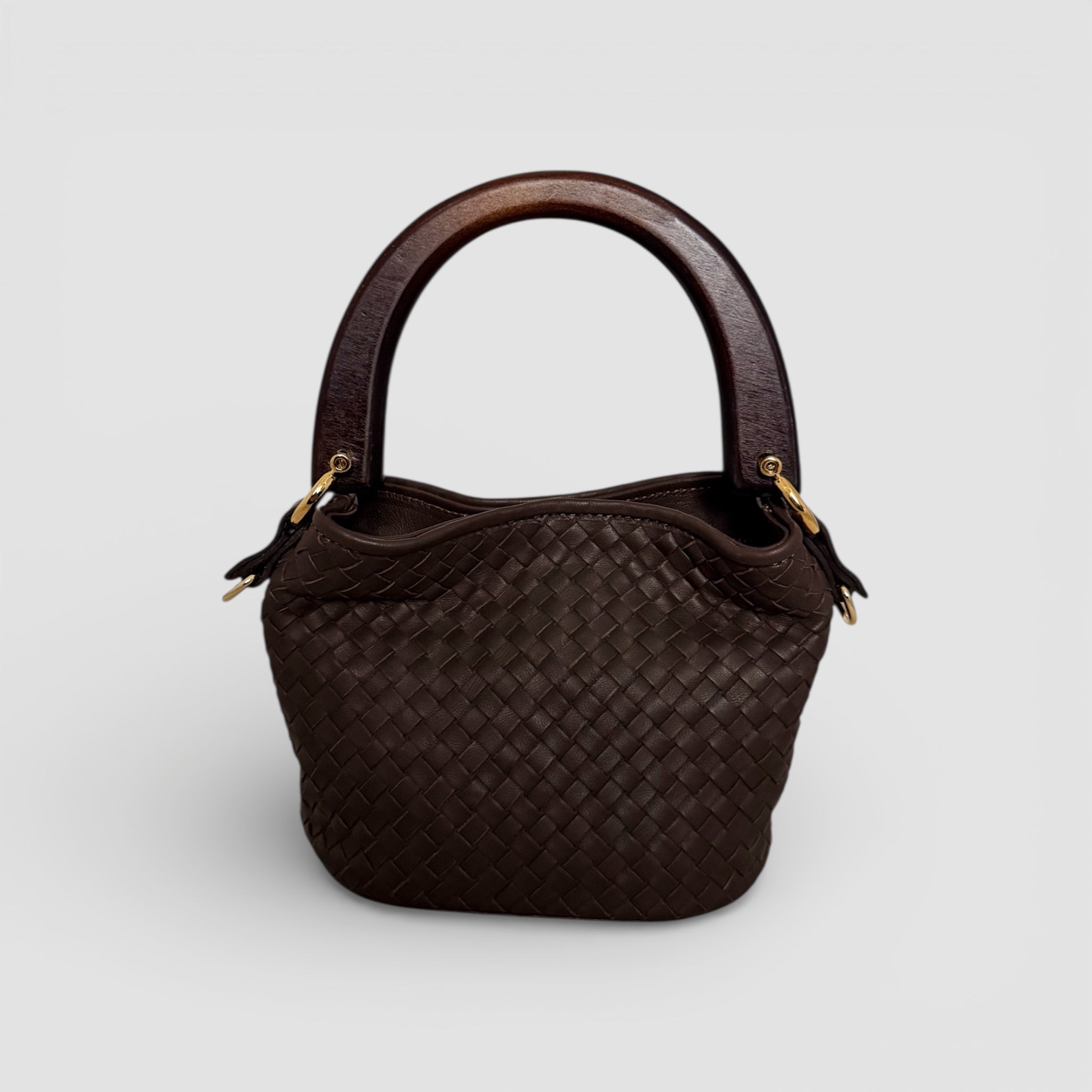 Ribichini Albero veske i håndflettet brunt skinn med skulpturelt trehåndtak, håndlaget i Italia.
