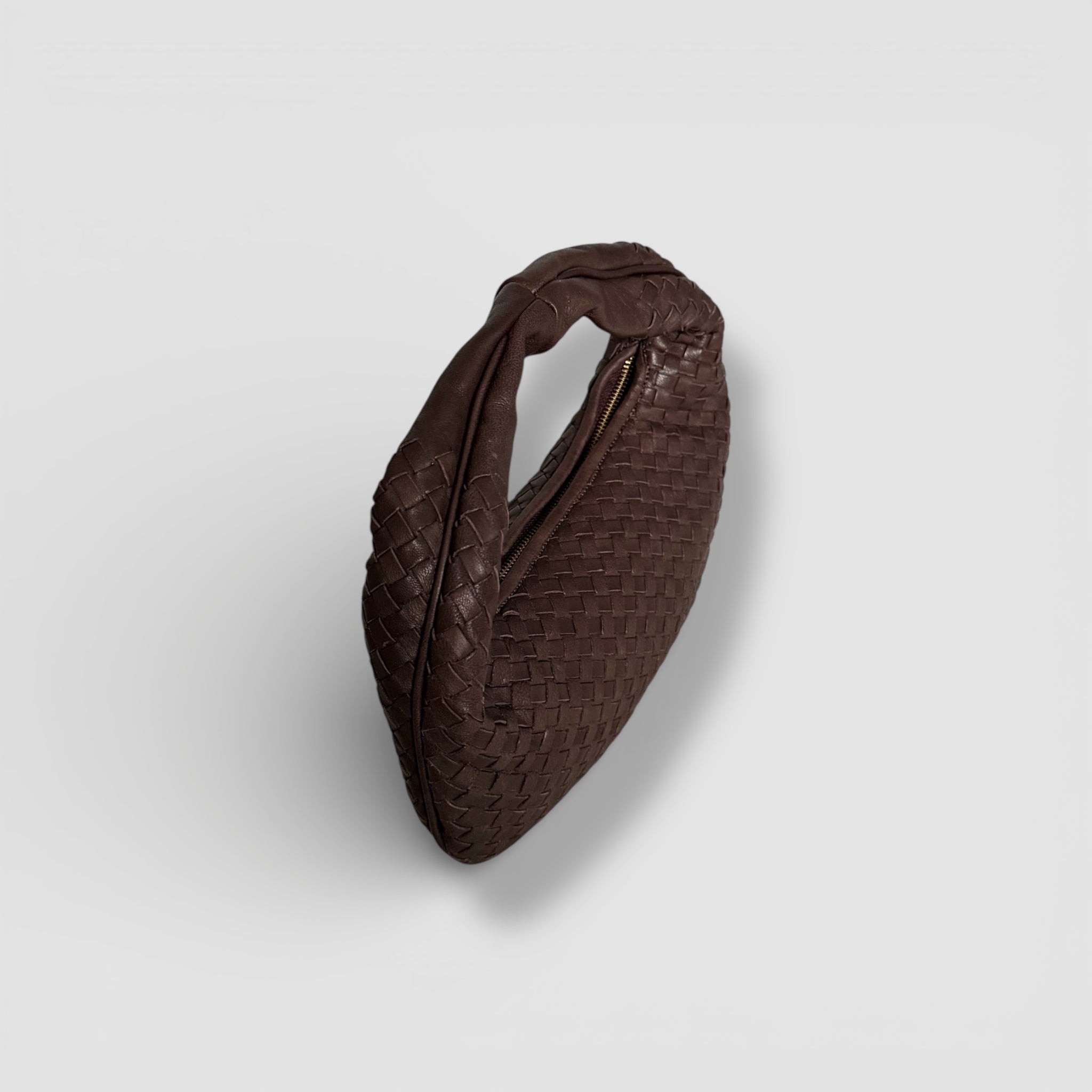 Ribichini Isola Bella i brun, elegant håndflettet skinnveske med glidelåsdetalj i gull, håndlaget i Italia.