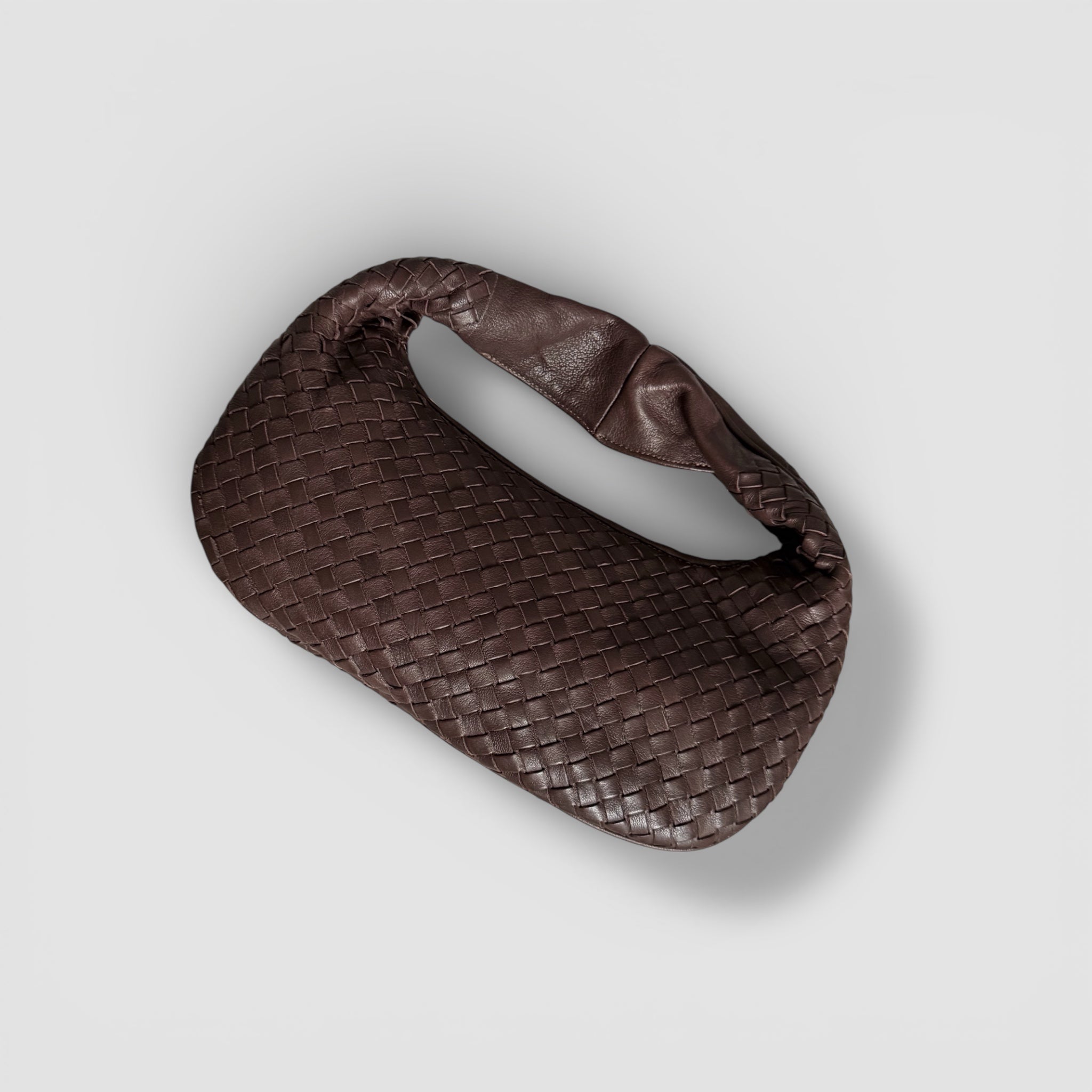 Ribichini Isola Bella i brun, elegant håndflettet skinnveske med glidelåsdetalj i gull, håndlaget i Italia.