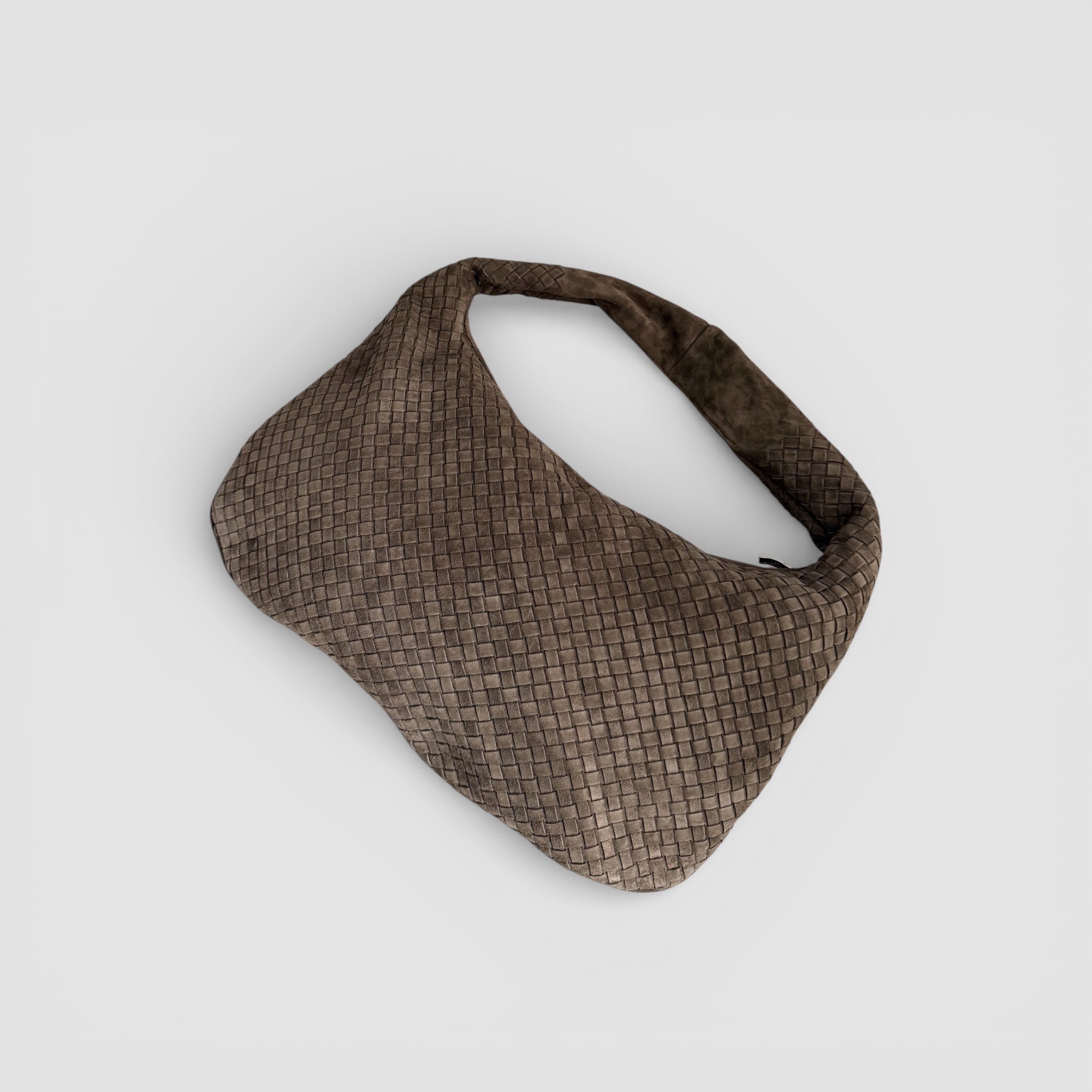 Ribichini Isola Royal Smoke i semsket skinn, håndflettet veske sett ovenfra med myk, organisk form.