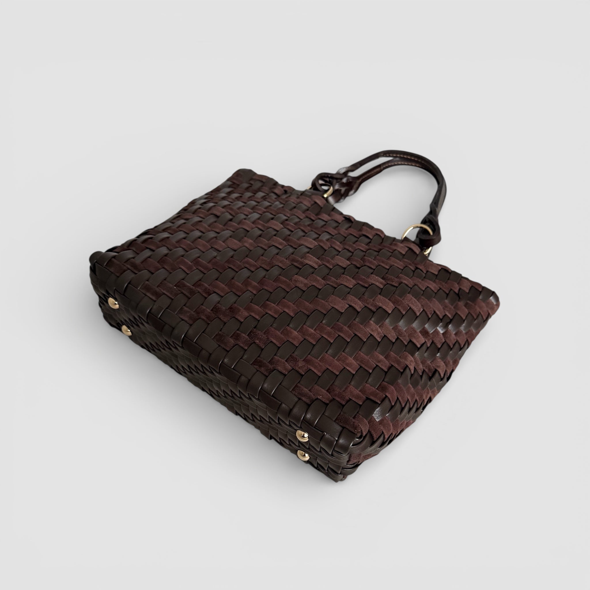 Ribichini Safari Lady Royal Chocolate sett skrått ovenfra i håndflettet semsket og glatt skinn med støttende bunn.