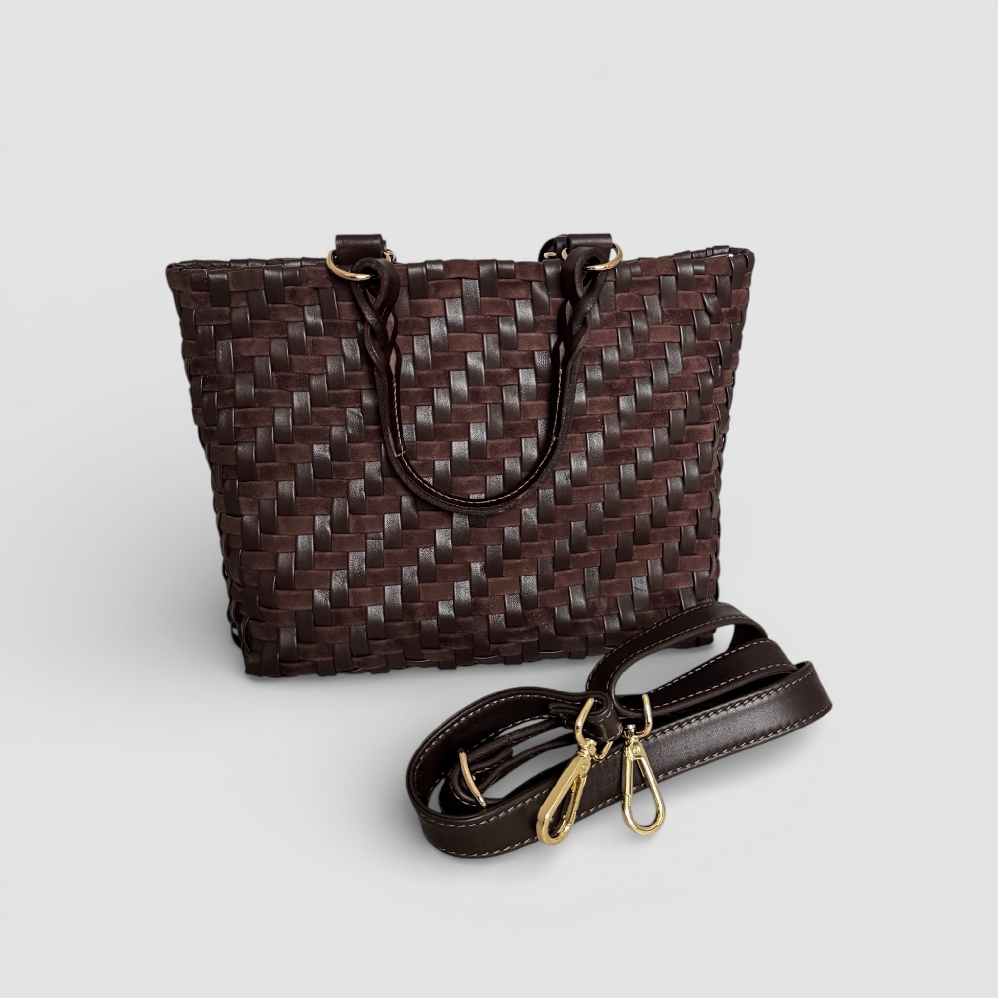 Ribichini Safari Lady Royal Chocolate med avtakbar skulderstropp i glatt skinn og håndflettet kropp i semsket og skinn.