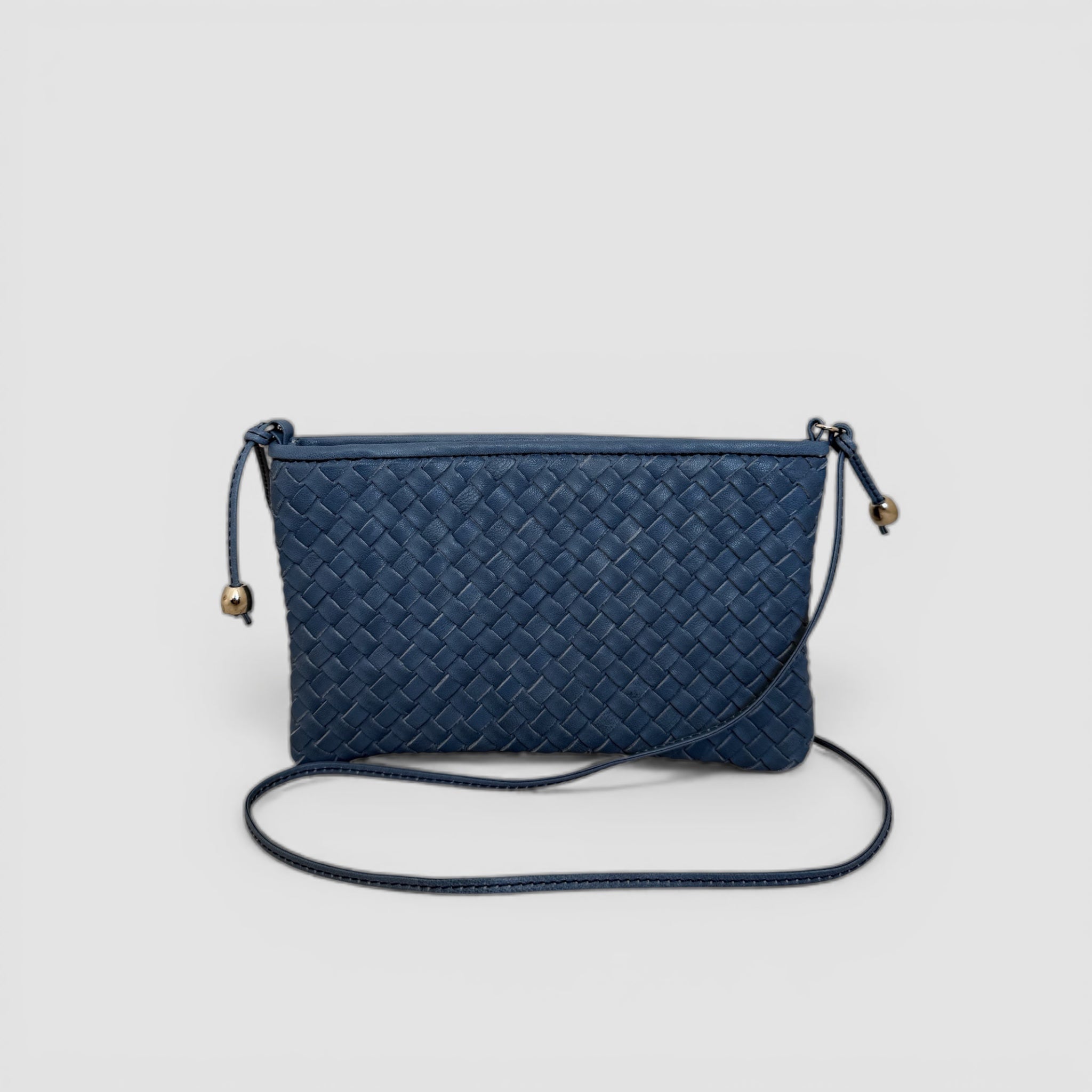 Ribichini Camper Clean Clutch Jeans i blått lavato lammeskinn med flettet struktur og sølvdetaljer.