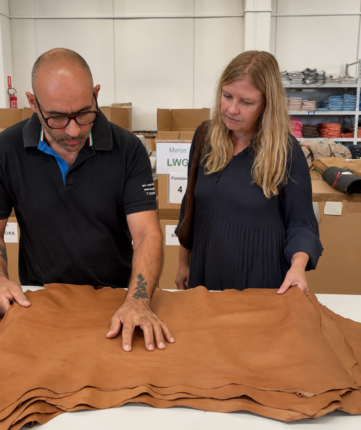 Lorraine og Andrea Ribichini velger skinn i Italia til håndlagde Ribichini-vesker.