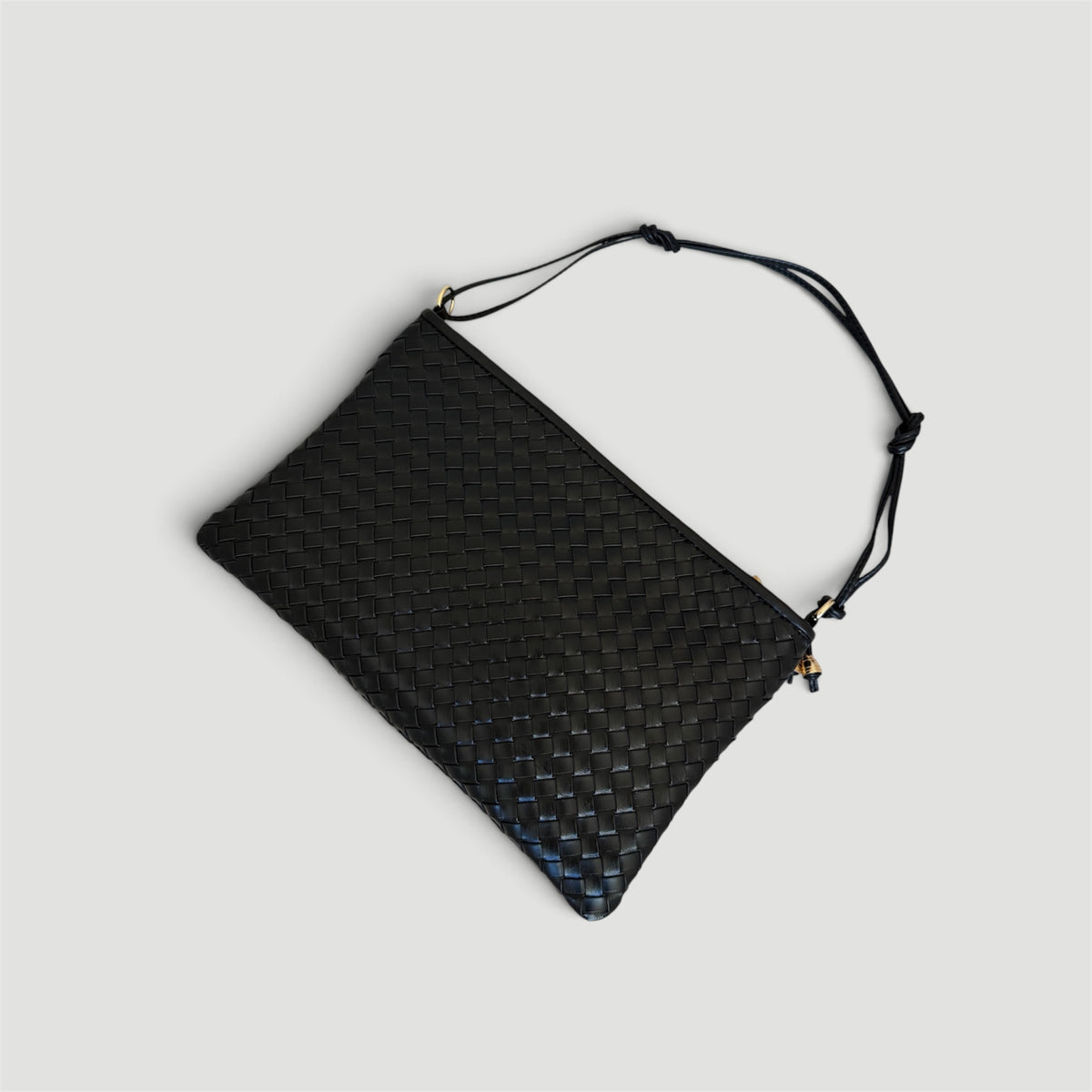 Ribichini Camper Clutch Grande Black – stor, håndflettet clutch i sort italiensk lammeskinn med kort, justerbar skulderrem.