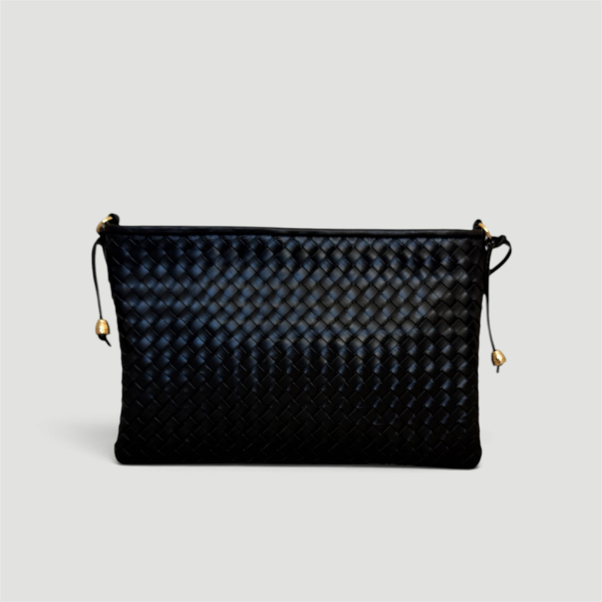 Ribichini Camper Clutch Grande Black – stor, håndflettet clutch i sort italiensk lammeskinn med elegante gulldetaljer.