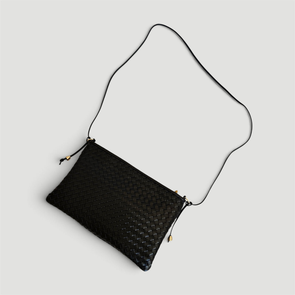Ribichini Camper Clutch Grande Black – stor, håndflettet clutch i sort italiensk lammeskinn med lang skulderrem.